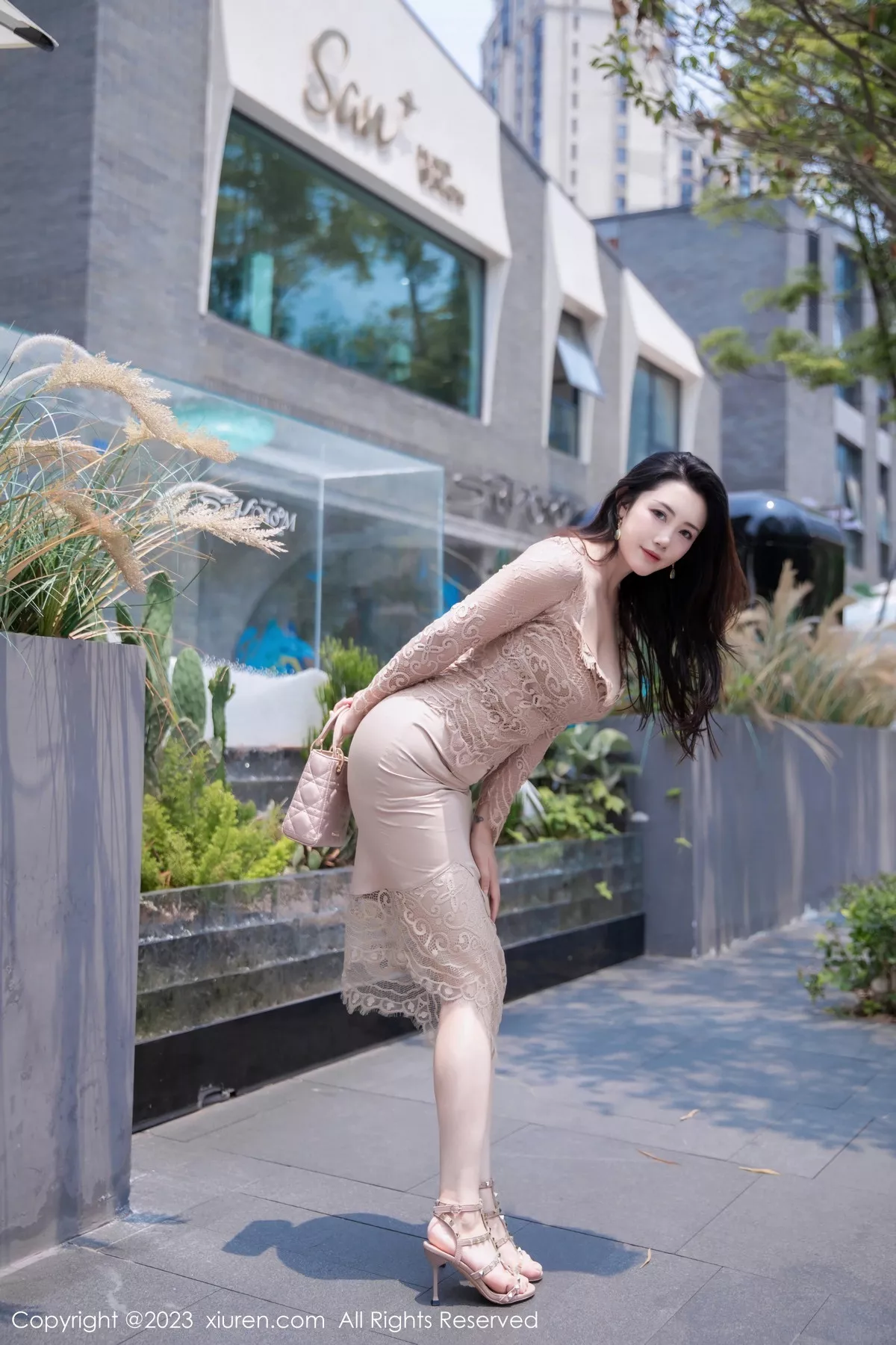 秀人集.com_[XiuRen秀人网]No.7216_模特严利娅Yuliya户外性感杏色低胸连衣长裙秀完美身材诱惑写真89P