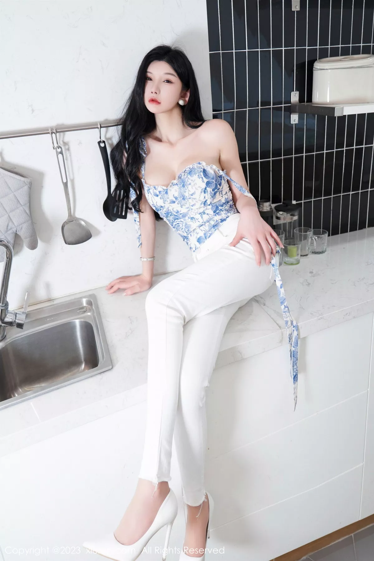 秀人集.com_[XiuRen秀人网]No.7225_女神周于希Sally性感白色短款夏日装配开档肉丝撩人诱惑写真102P