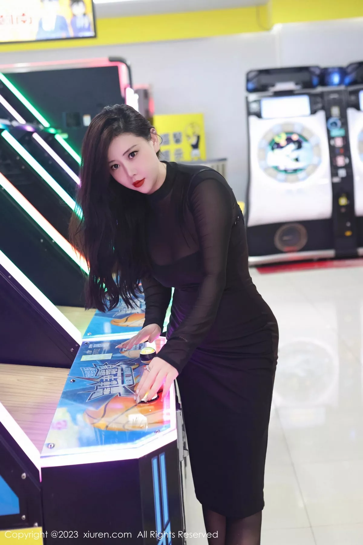 秀人集.com_[XiuRen秀人网]No.7230_模特王婉悠Queen黑色薄纱服饰配超薄黑丝秀惹火身材诱惑写真71P