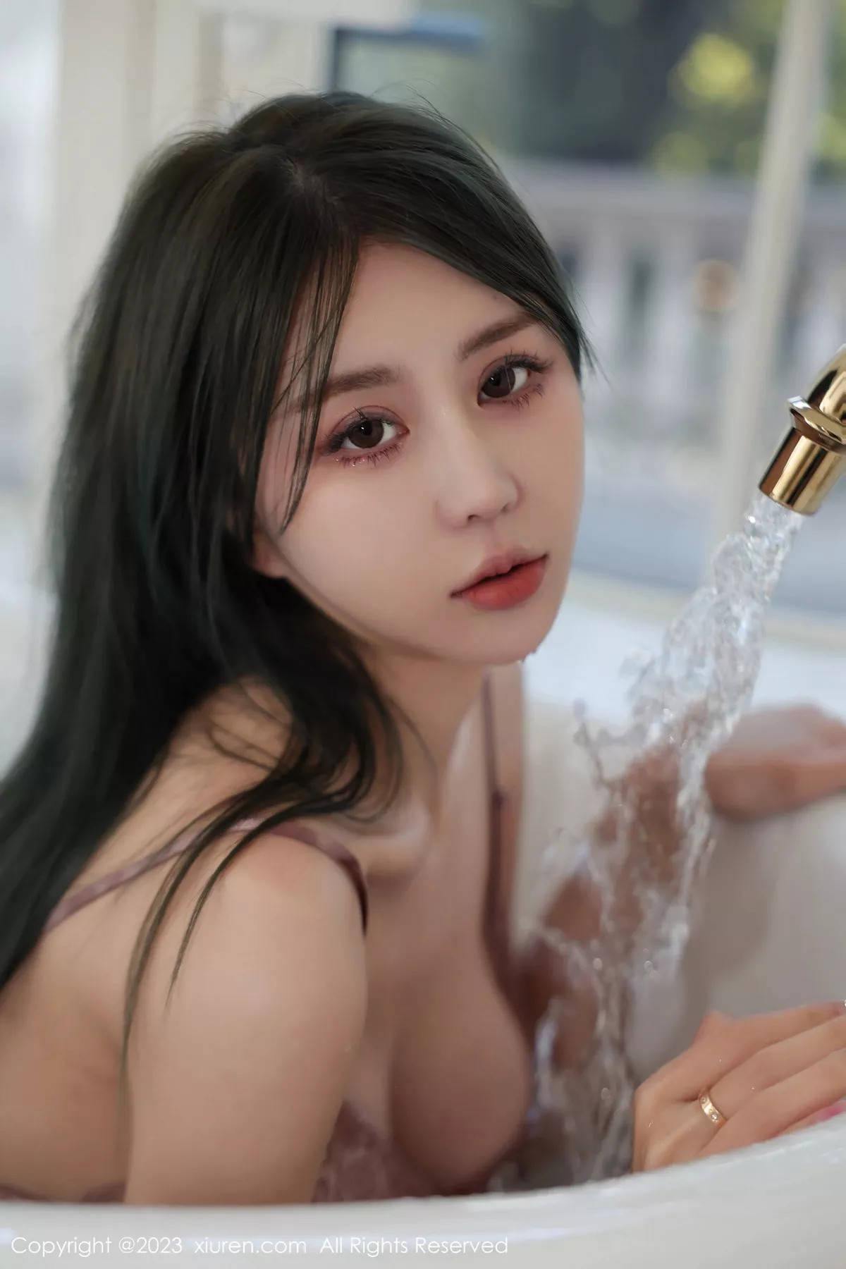 秀人集.com_[XiuRen秀人网]No.7114_模特tina_甜仔浴缸场景咖啡色蕾丝睡裙湿身秀凹凸身材诱惑写真64P