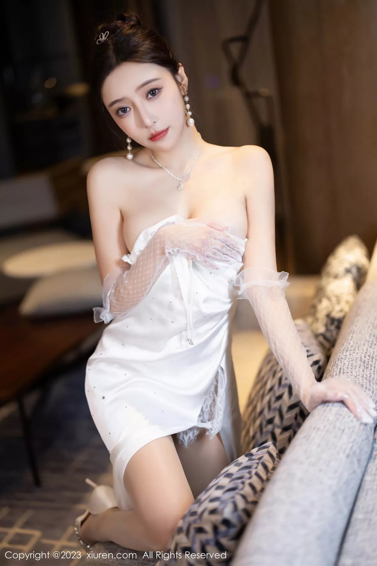 秀人集.com_[XiuRen秀人网]No.7256_女神王馨瑶yanni白色长礼裙+黑色情趣内衣秀完美身材诱惑写真87P