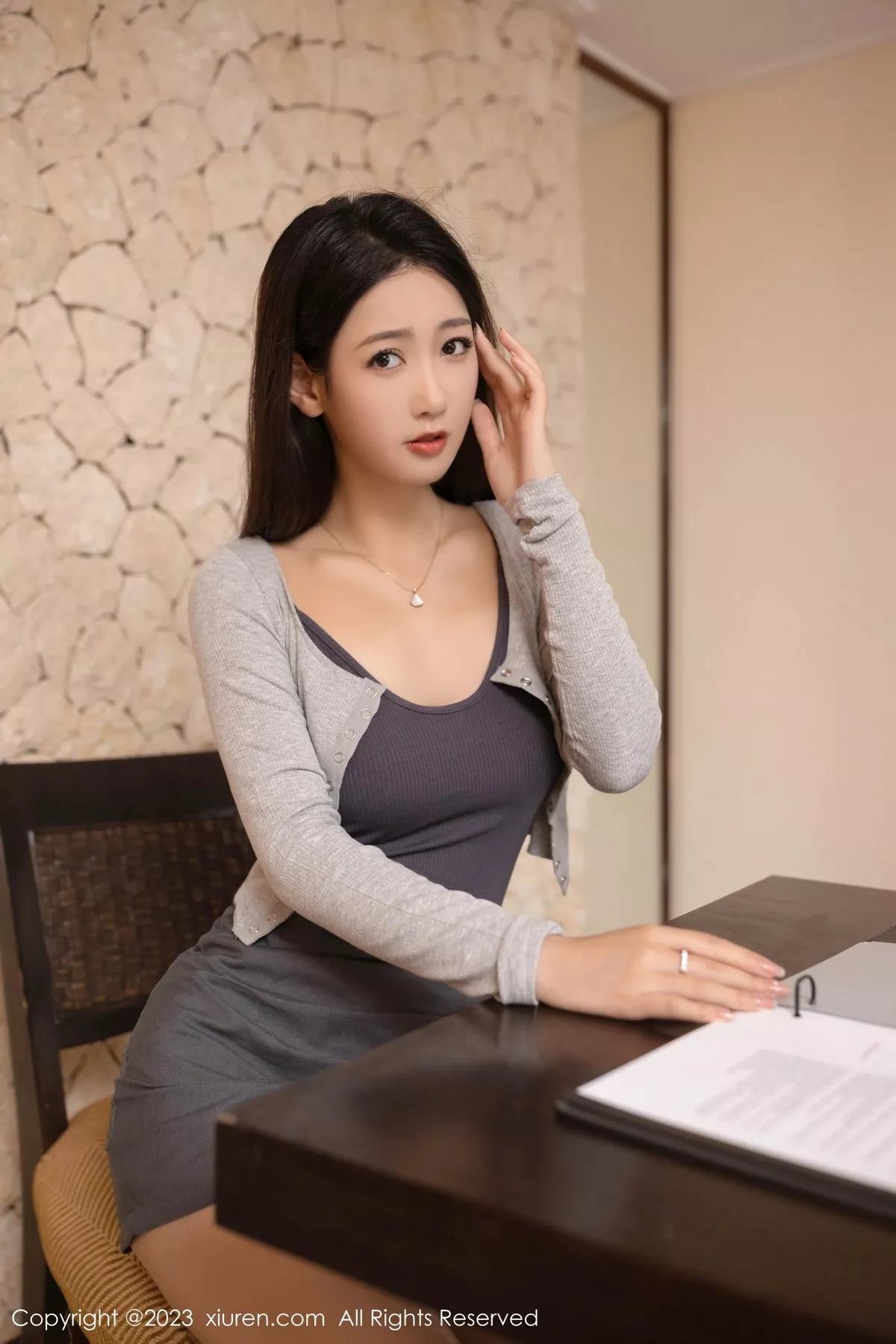 秀人集.com_[XiuRen秀人网]No.7129_模特唐安琪性感浅灰上衣配灰短裙露黑色蕾丝内衣迷人诱惑写真80P