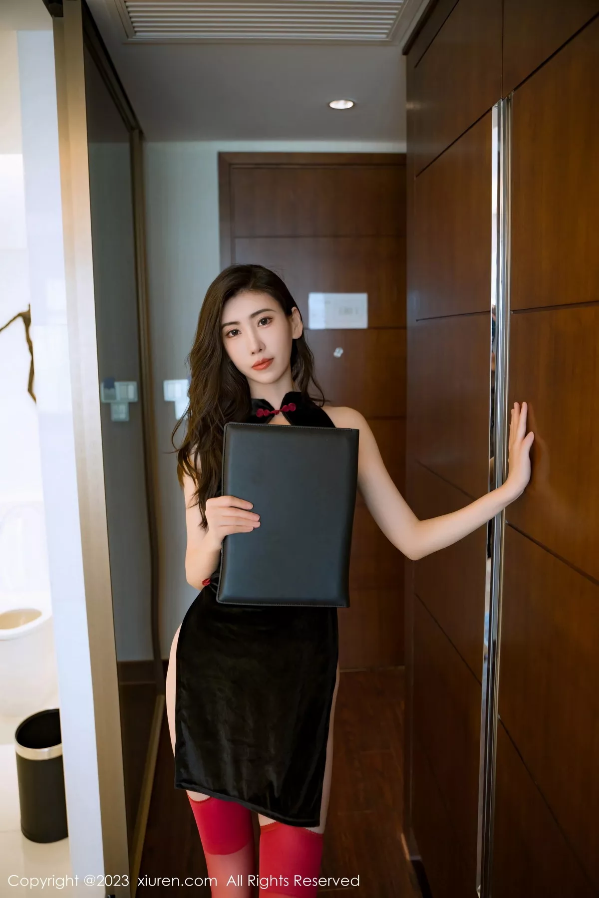 秀人集.com_[XiuRen秀人网]No.7128_模特章芃芃性感黑色情趣旗袍配红丝吊袜秀翘臀美腿撩人诱惑写真73P