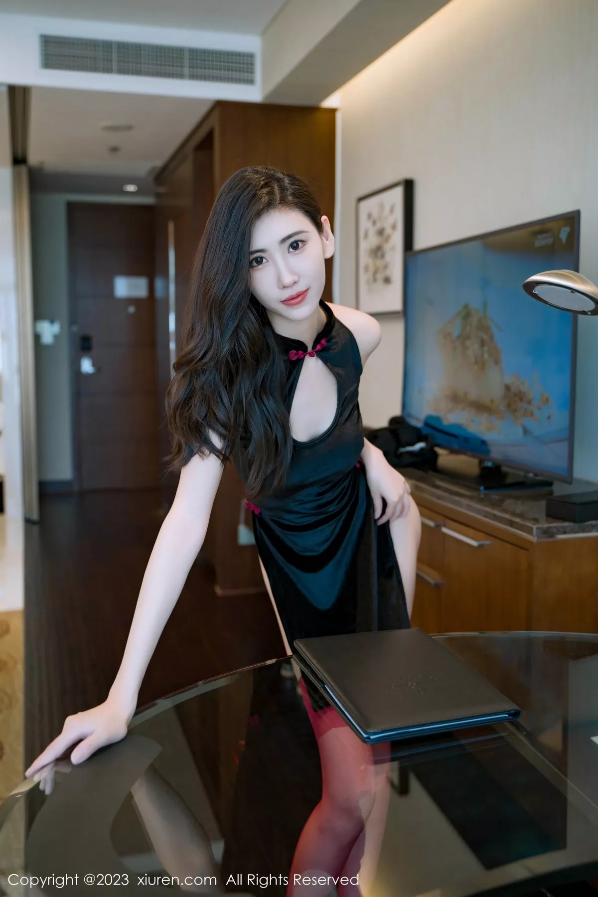 秀人集.com_[XiuRen秀人网]No.7128_模特章芃芃性感黑色情趣旗袍配红丝吊袜秀翘臀美腿撩人诱惑写真73P