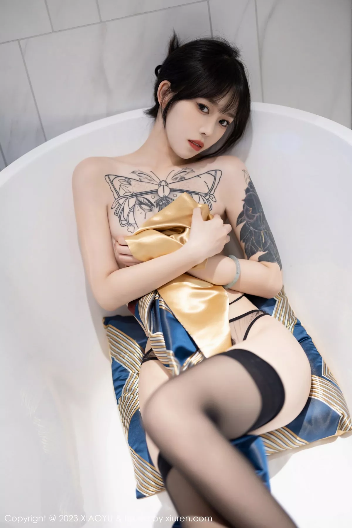 秀人集.com_[XiaoYu画语界]Vol.1077_模特奶瓶脱性感深蓝色旗袍露黑色蕾丝内衣秀苗条身姿诱惑写真83P