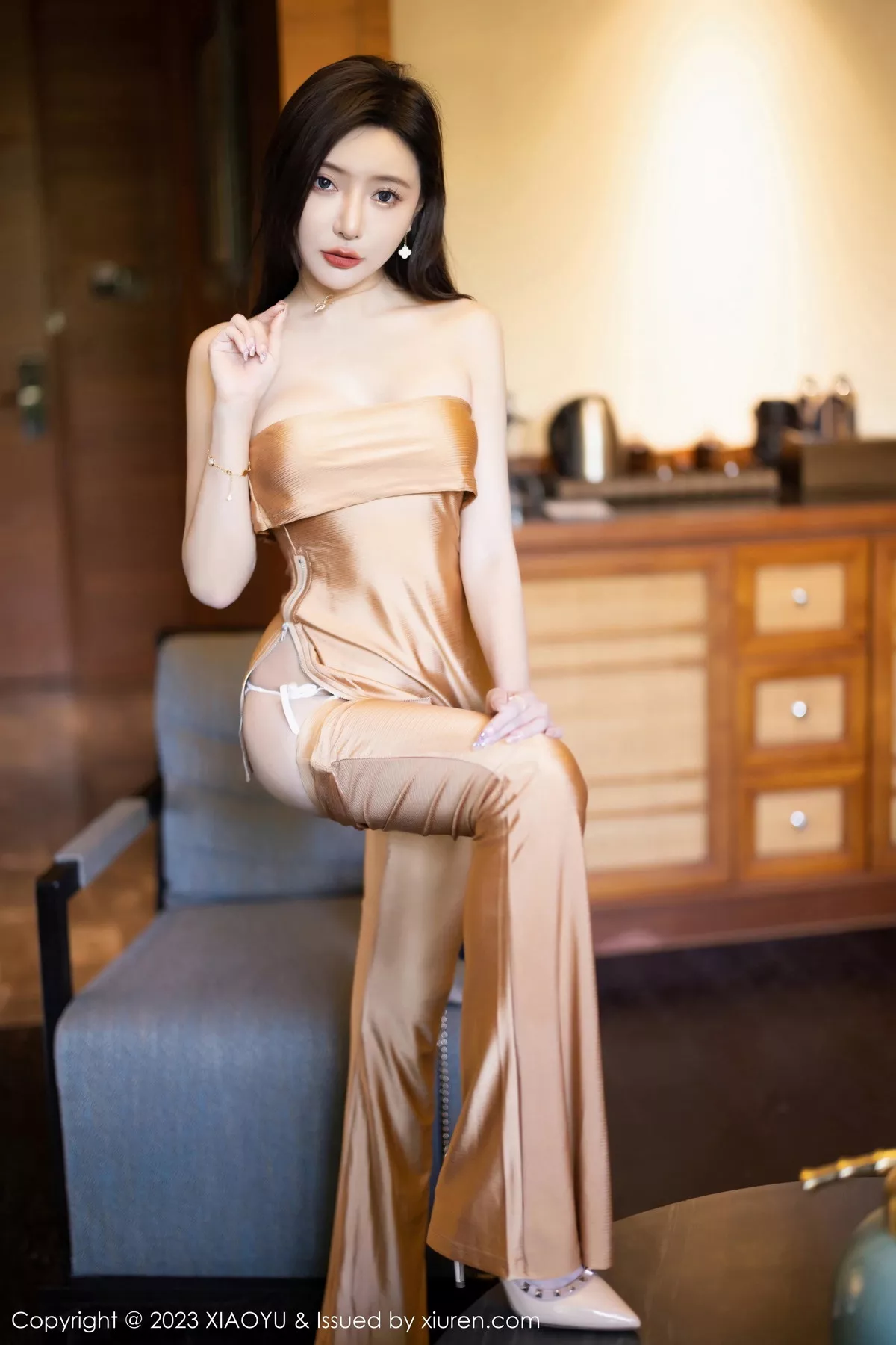 秀人集.com_[XiaoYu画语界]Vol.1079_女神王馨瑶yanni杏色服饰+白色蕾丝情趣内衣秀惹火身材诱惑写真84P