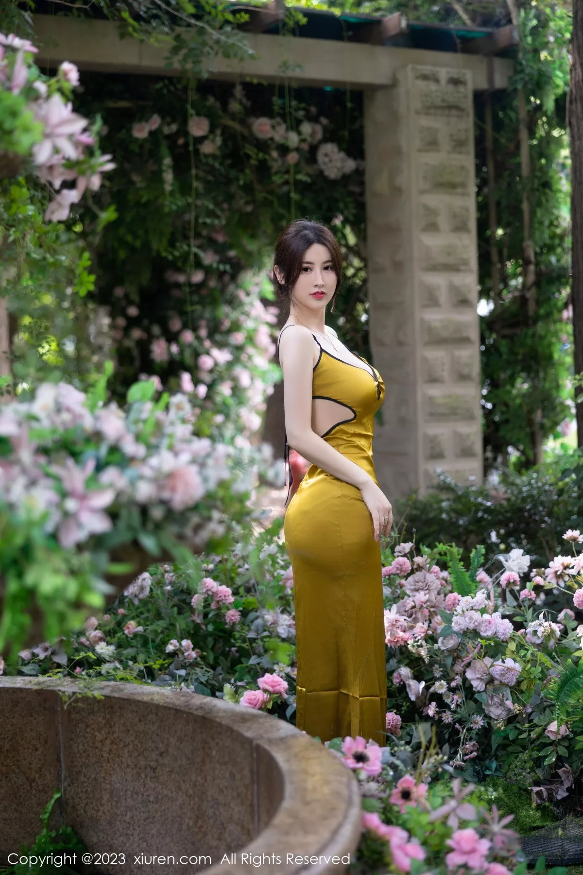 秀人集.com_[XiuRen秀人网]No.7302_模特诗诗kiki性感黄色吊带裙配原色丝袜秀惹火身材完美诱惑写真83P