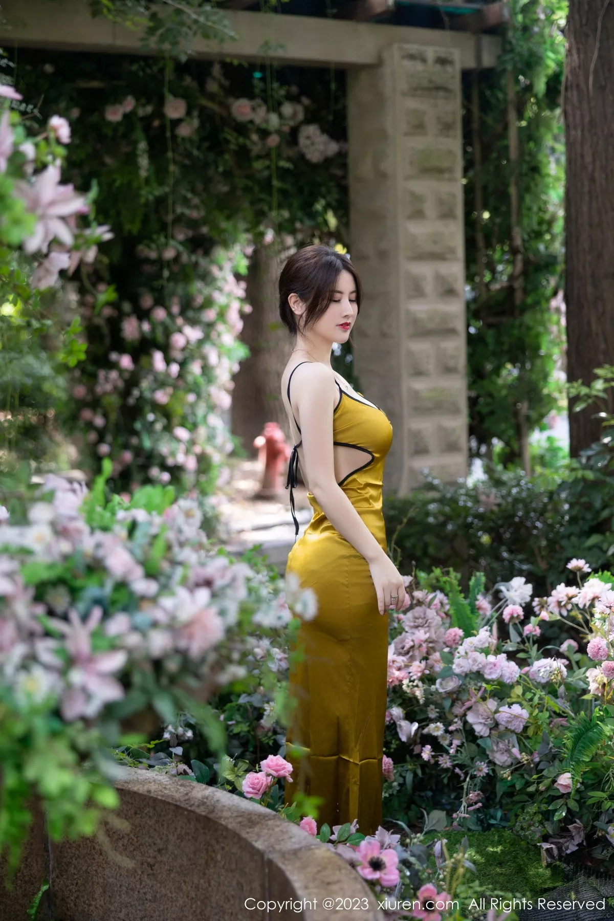 秀人集.com_[XiuRen秀人网]No.7302_模特诗诗kiki性感黄色吊带裙配原色丝袜秀惹火身材完美诱惑写真83P