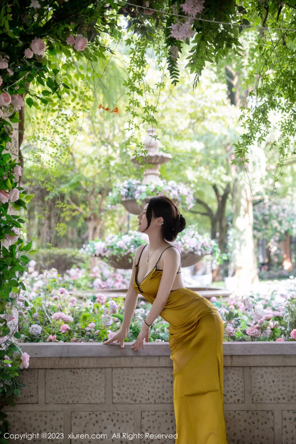 秀人集.com_[XiuRen秀人网]No.7302_模特诗诗kiki性感黄色吊带裙配原色丝袜秀惹火身材完美诱惑写真83P