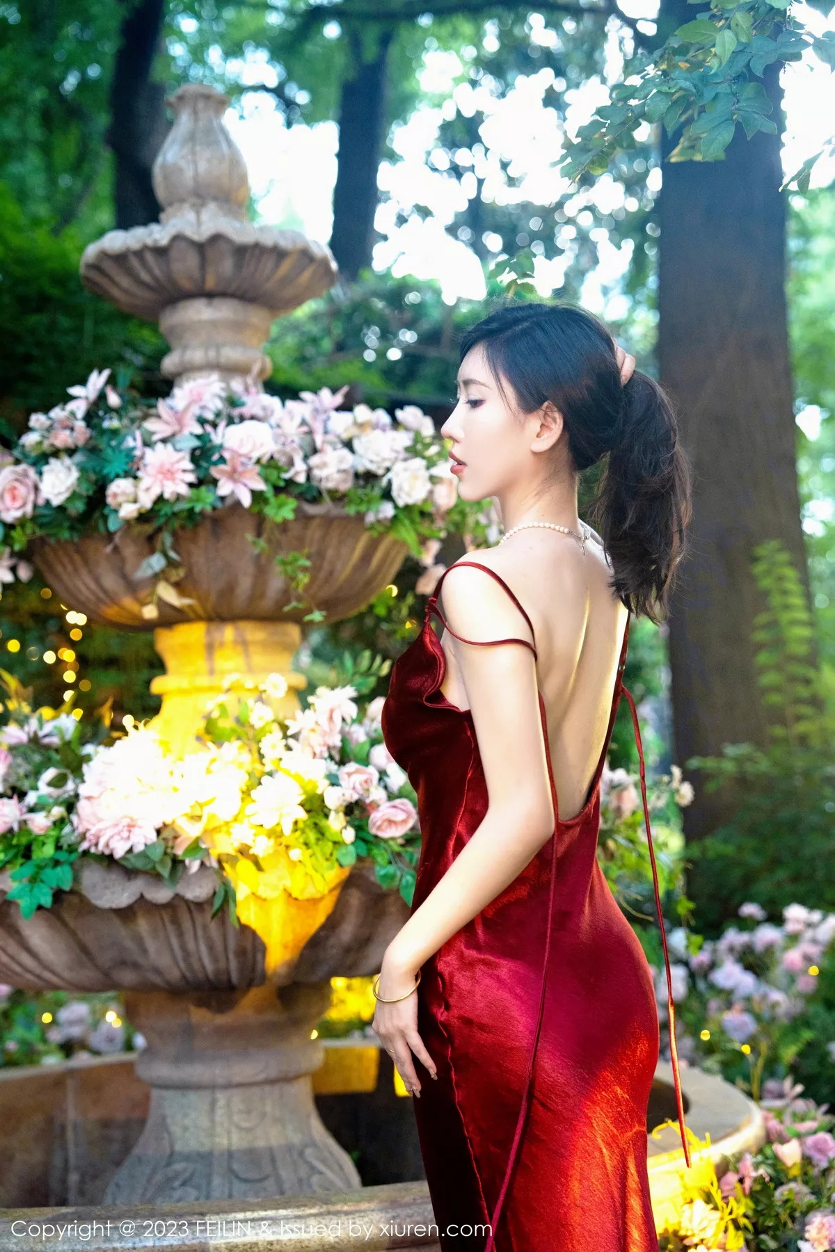 秀人集.com_[FeiLin嗲囡囡]VOL.467_模特章芃芃性感红色吊带裙配超薄黑丝裤袜秀曼妙身姿诱惑写真71P