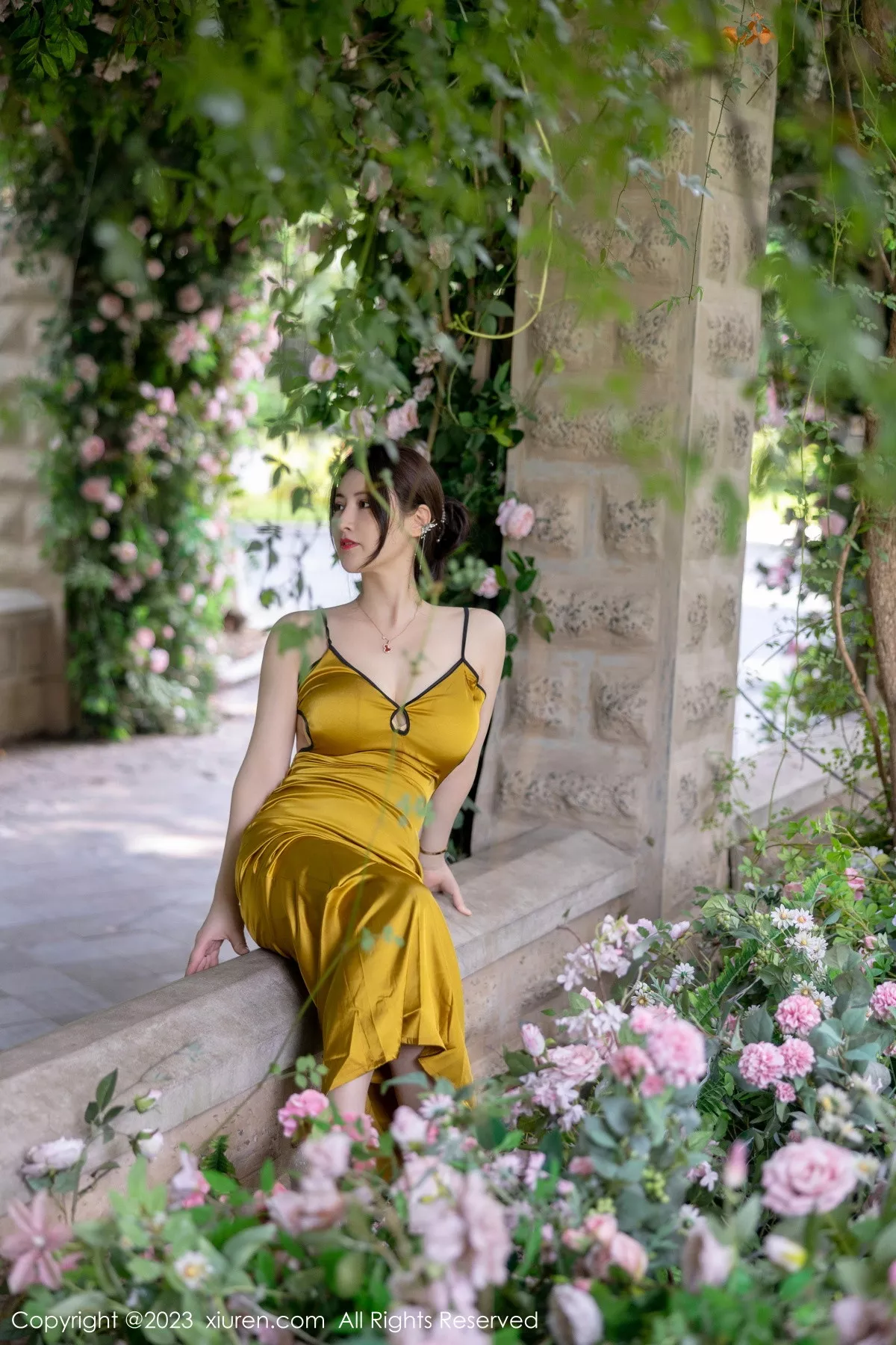 秀人集.com_[XiuRen秀人网]No.7302_模特诗诗kiki性感黄色吊带裙配原色丝袜秀惹火身材完美诱惑写真83P