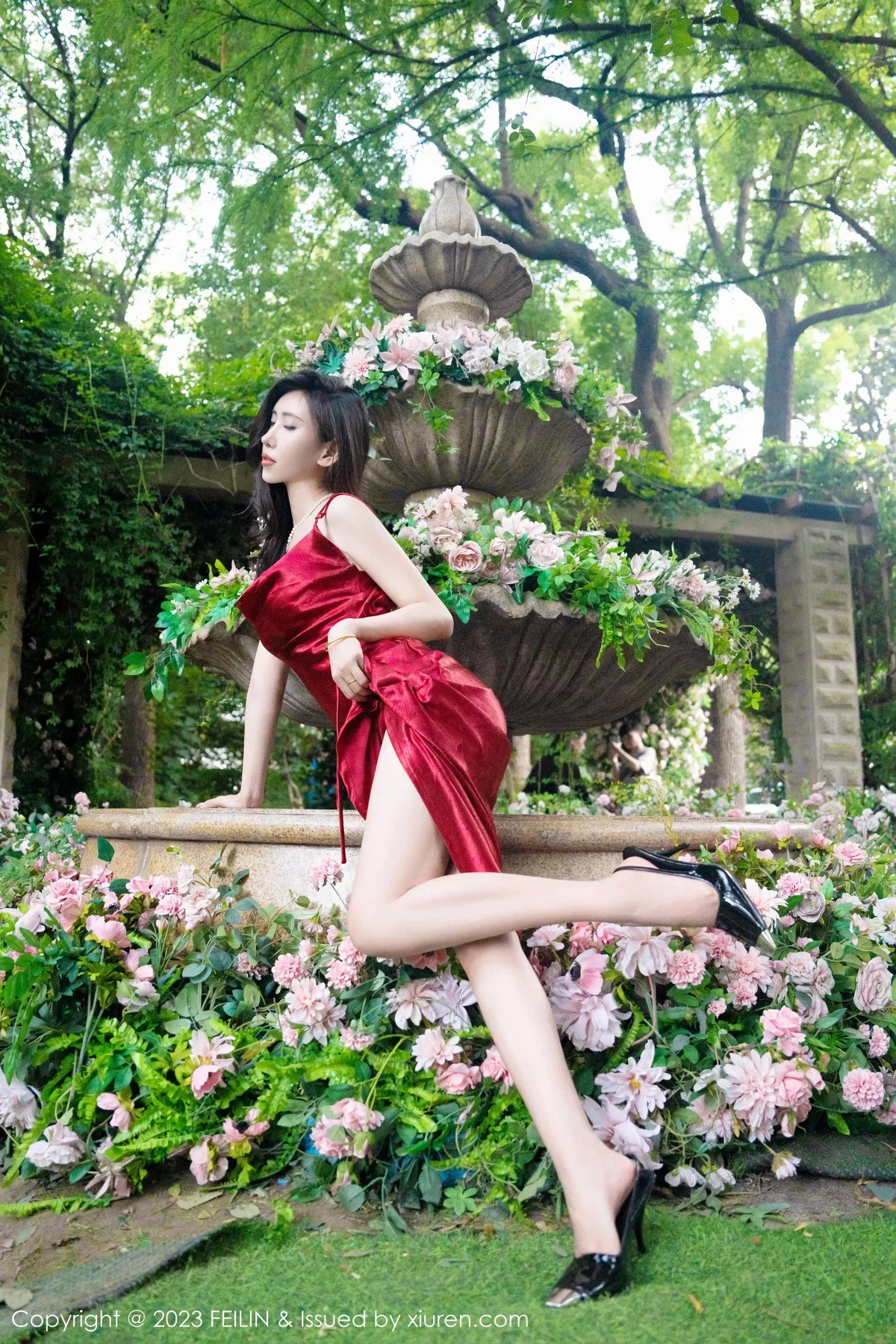 秀人集.com_[FeiLin嗲囡囡]VOL.467_模特章芃芃性感红色吊带裙配超薄黑丝裤袜秀曼妙身姿诱惑写真71P