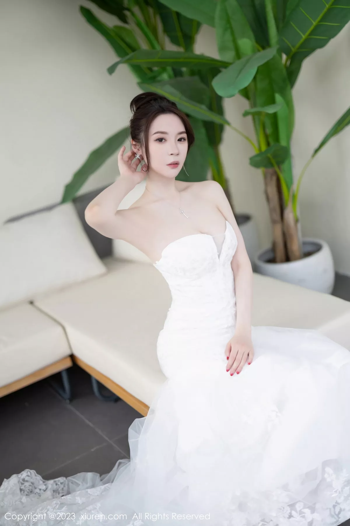 秀人集.com_[XiuRen秀人网]No.7310_模特梦心玥安吉旅拍性感白色婚纱服饰半脱秀曼妙身姿诱惑写真83P