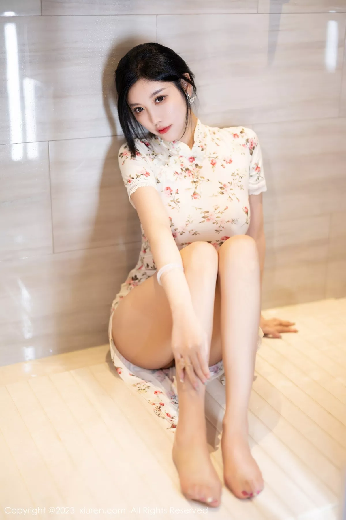 秀人集.com_[XiuRen秀人网]No.7363_女神杨晨晨Yome性感米色长旗袍配开档肉丝秀丰腴身材诱惑写真86P