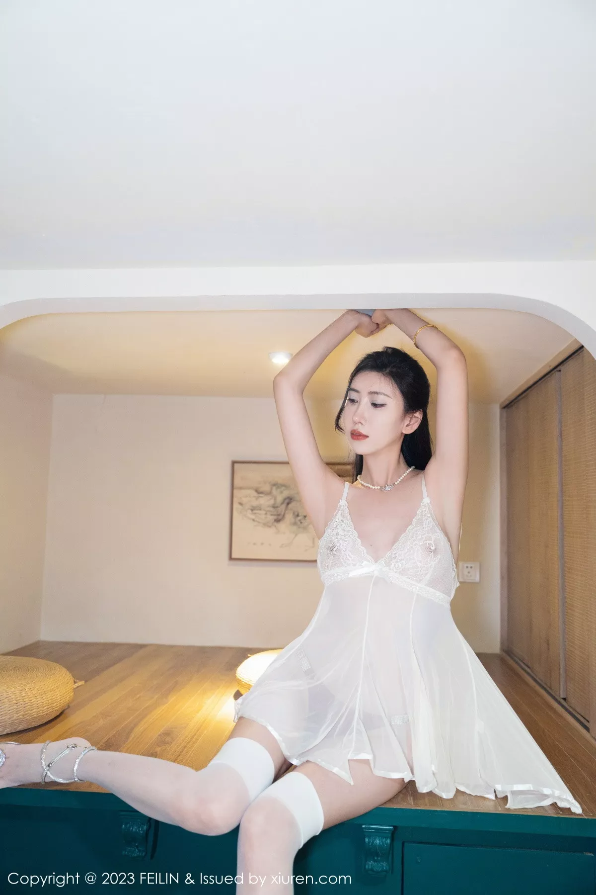 秀人集.com_[FeiLin嗲囡囡]VOL.469_模特章芃芃性感白色情趣服饰配白丝袜秀曼妙身姿迷人诱惑写真71P