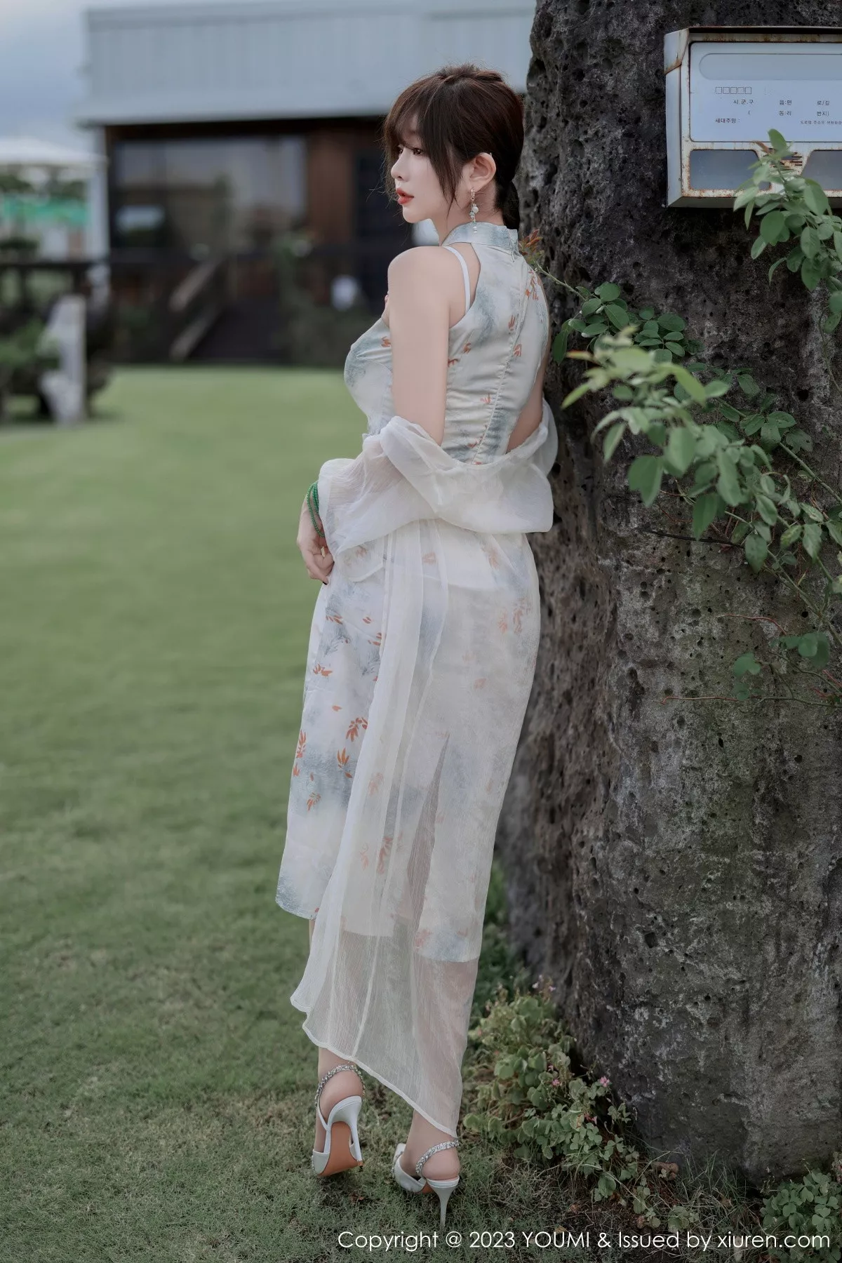 秀人集.com_[YouMi尤蜜荟]Vol.983_女神王雨纯性感浅色长款旗袍露白色内衣配肉丝袜完美诱惑写真79P