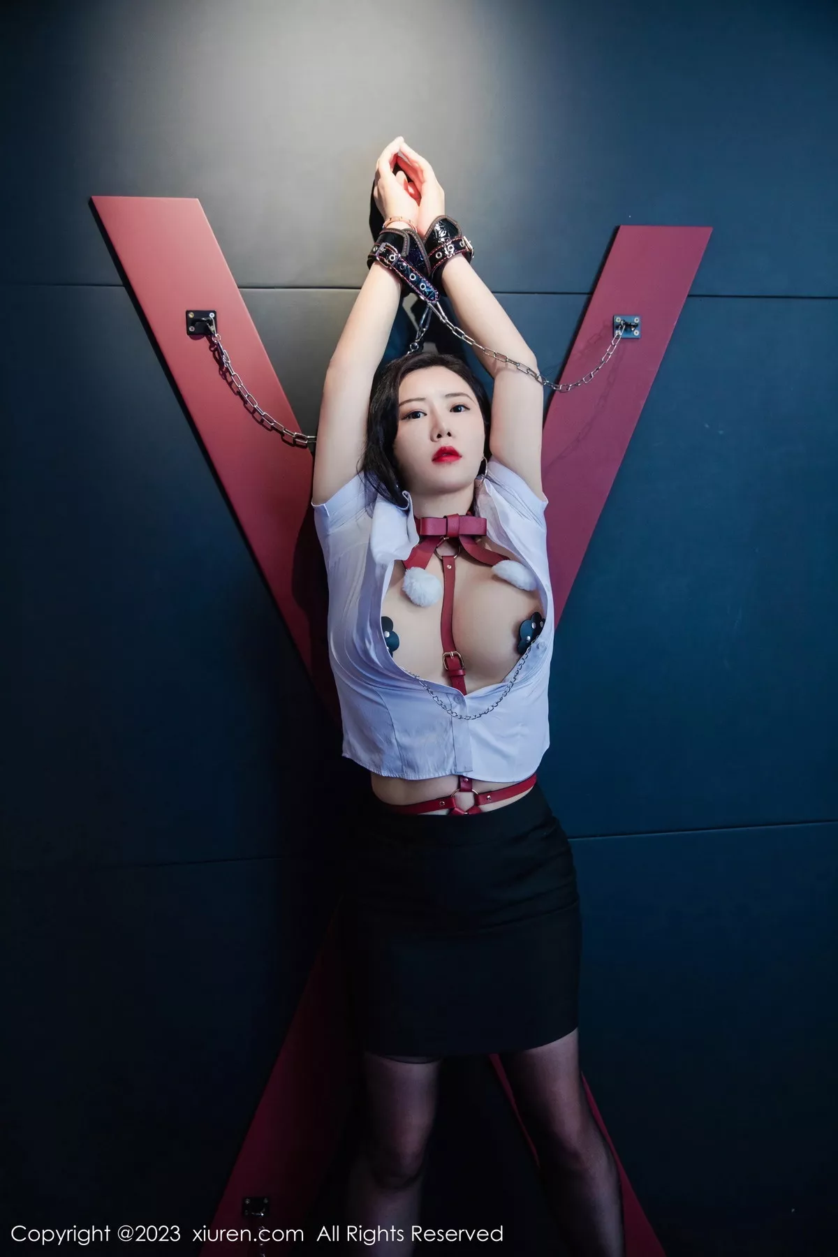 秀人集.com_[XiuRen秀人网]No.7267_模特王婉悠Queen性感白T配黑短裙露红色情趣服饰惹火诱惑写真72P