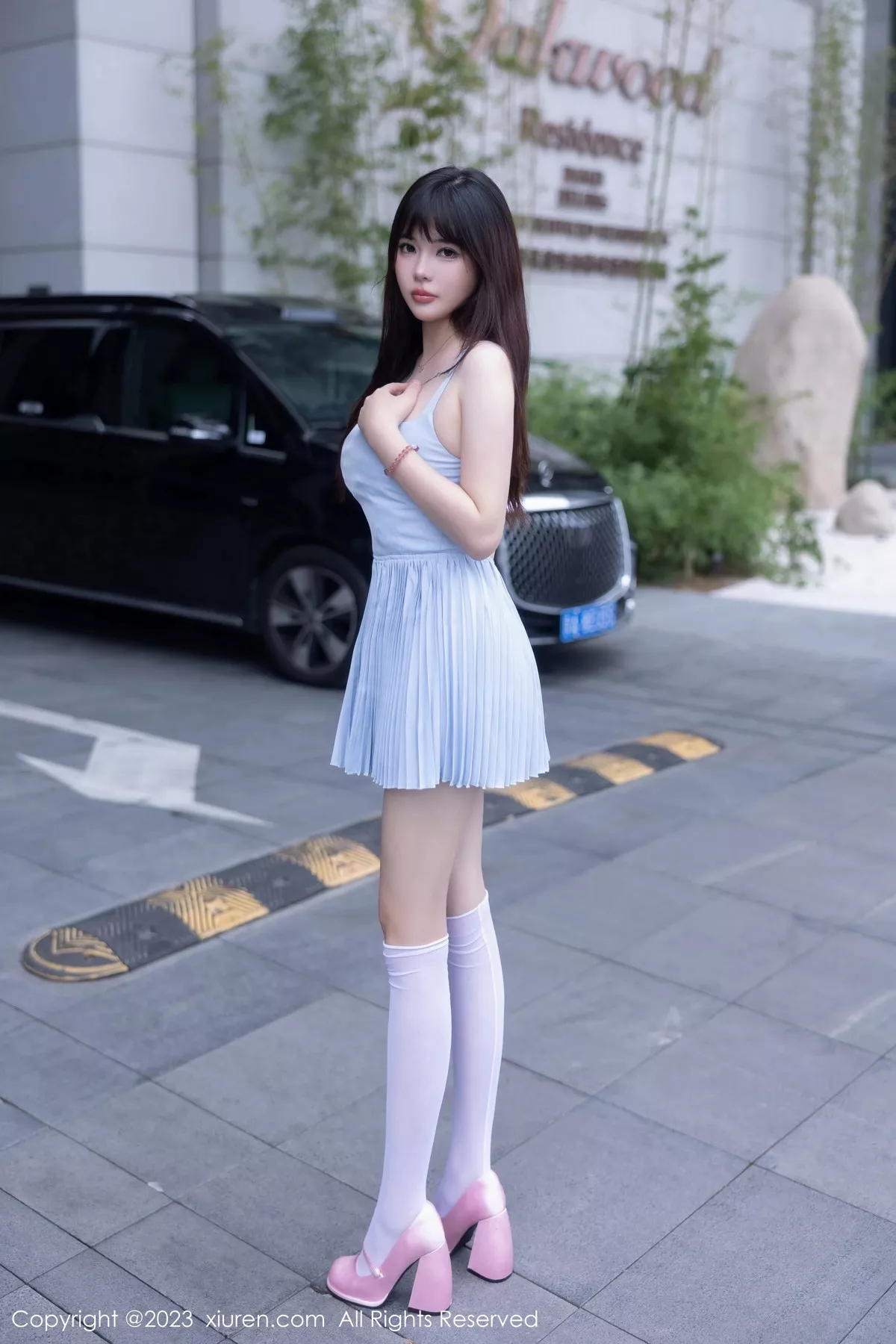 秀人集.com_[XiuRen秀人网]No.7266_模特Arude薇薇性感淡蓝色连衣短裙配白丝袜秀曼妙身姿诱惑写真69P