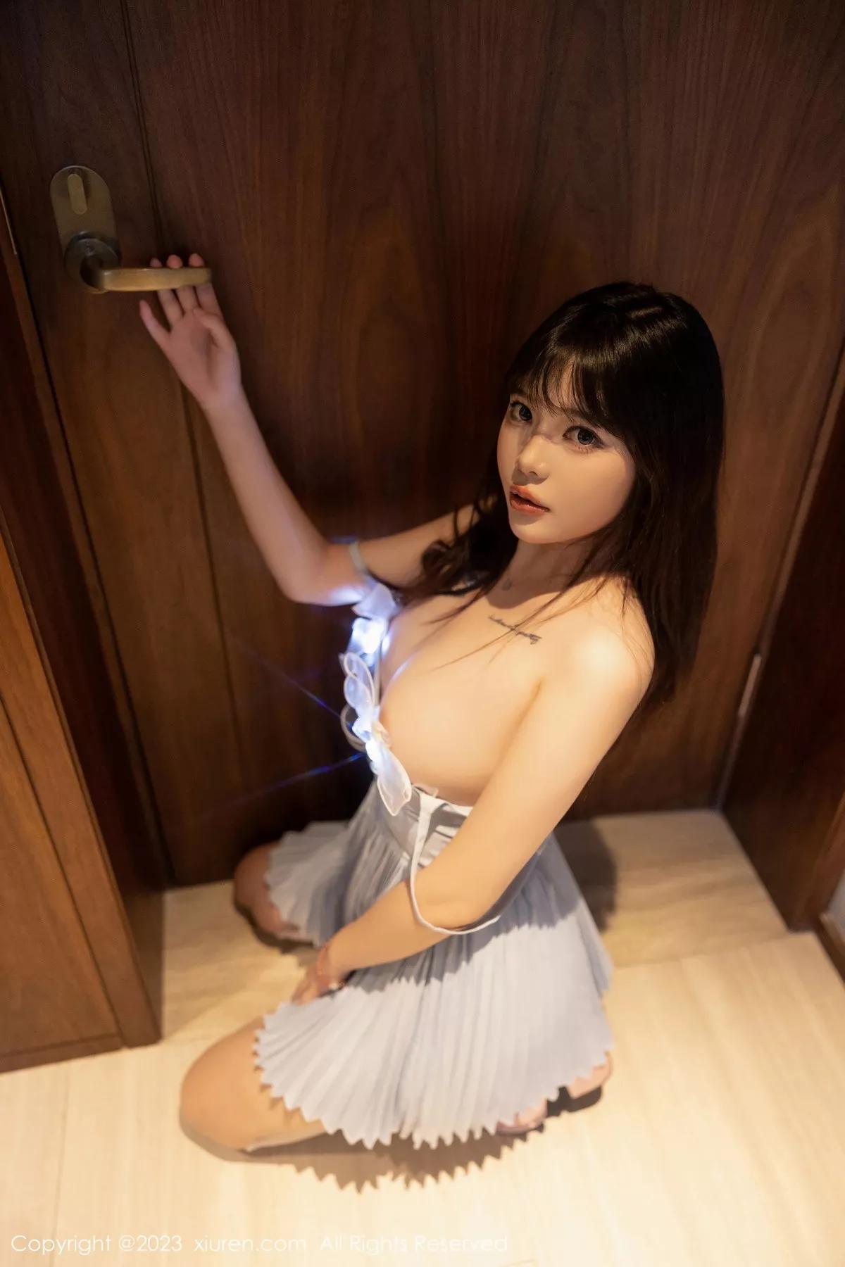 秀人集.com_[XiuRen秀人网]No.7266_模特Arude薇薇性感淡蓝色连衣短裙配白丝袜秀曼妙身姿诱惑写真69P