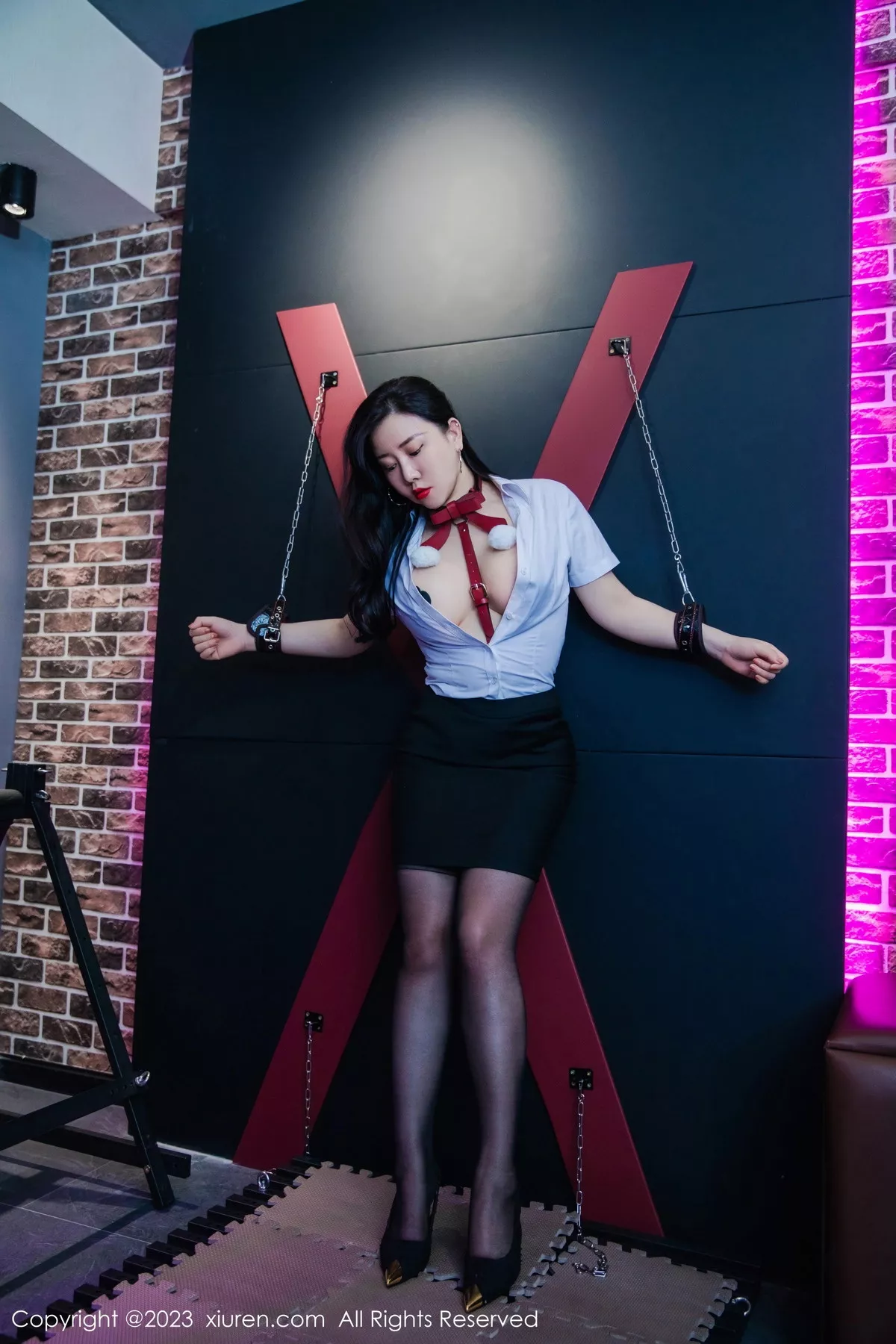 秀人集.com_[XiuRen秀人网]No.7267_模特王婉悠Queen性感白T配黑短裙露红色情趣服饰惹火诱惑写真72P