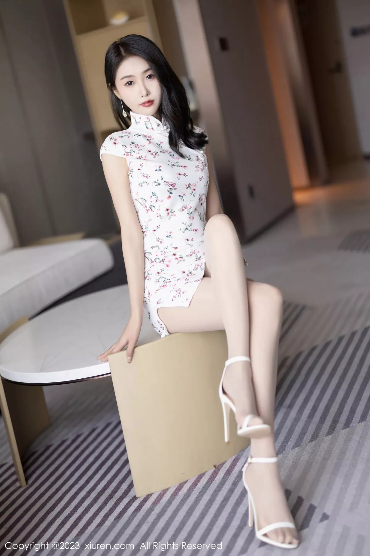 秀人集.com_[XiuRen秀人网]No.7279_模特苏苏阿白色旗袍露咖啡色内衣配原色丝袜秀柔美身姿诱惑写真87P