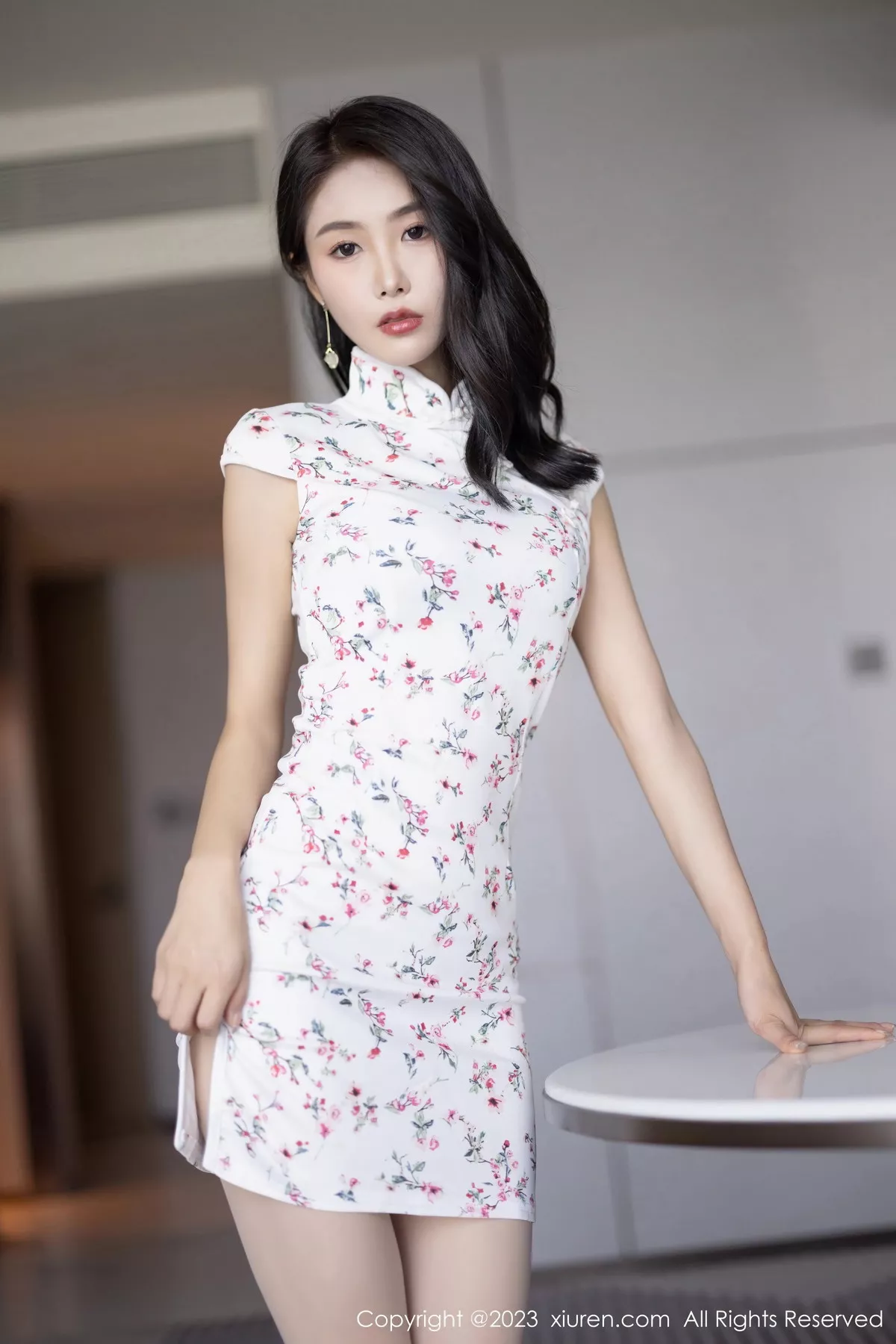 秀人集.com_[XiuRen秀人网]No.7279_模特苏苏阿白色旗袍露咖啡色内衣配原色丝袜秀柔美身姿诱惑写真87P