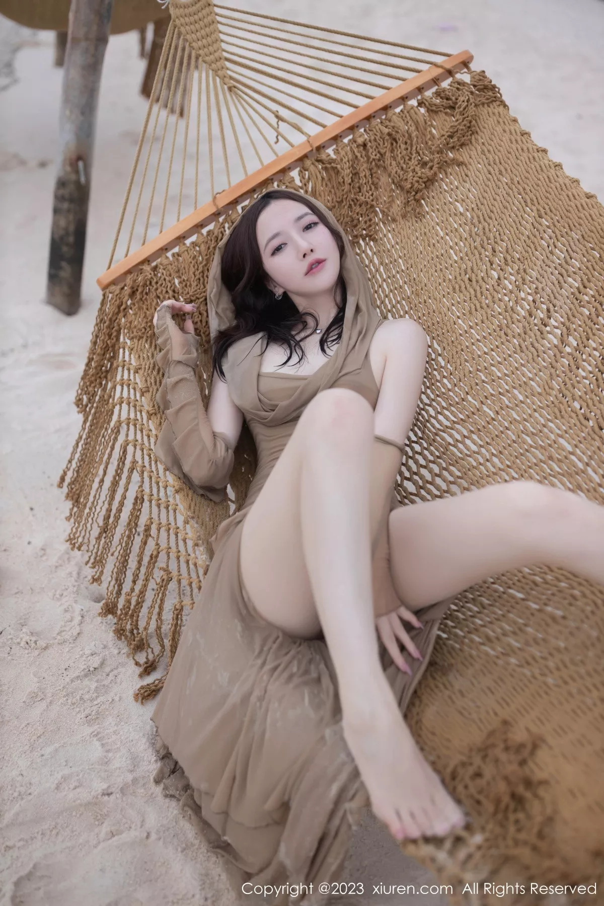 秀人集.com_[XiuRen秀人网]No.7288_模特鱼子酱Fish沙滩场景性感咖啡色连衣裙秀曼妙身姿诱惑写真77P