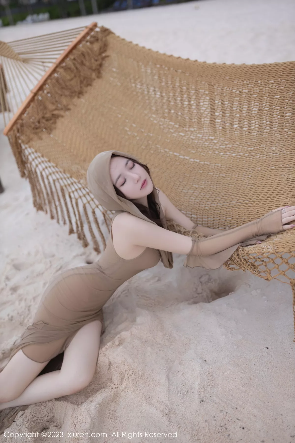 秀人集.com_[XiuRen秀人网]No.7288_模特鱼子酱Fish沙滩场景性感咖啡色连衣裙秀曼妙身姿诱惑写真77P