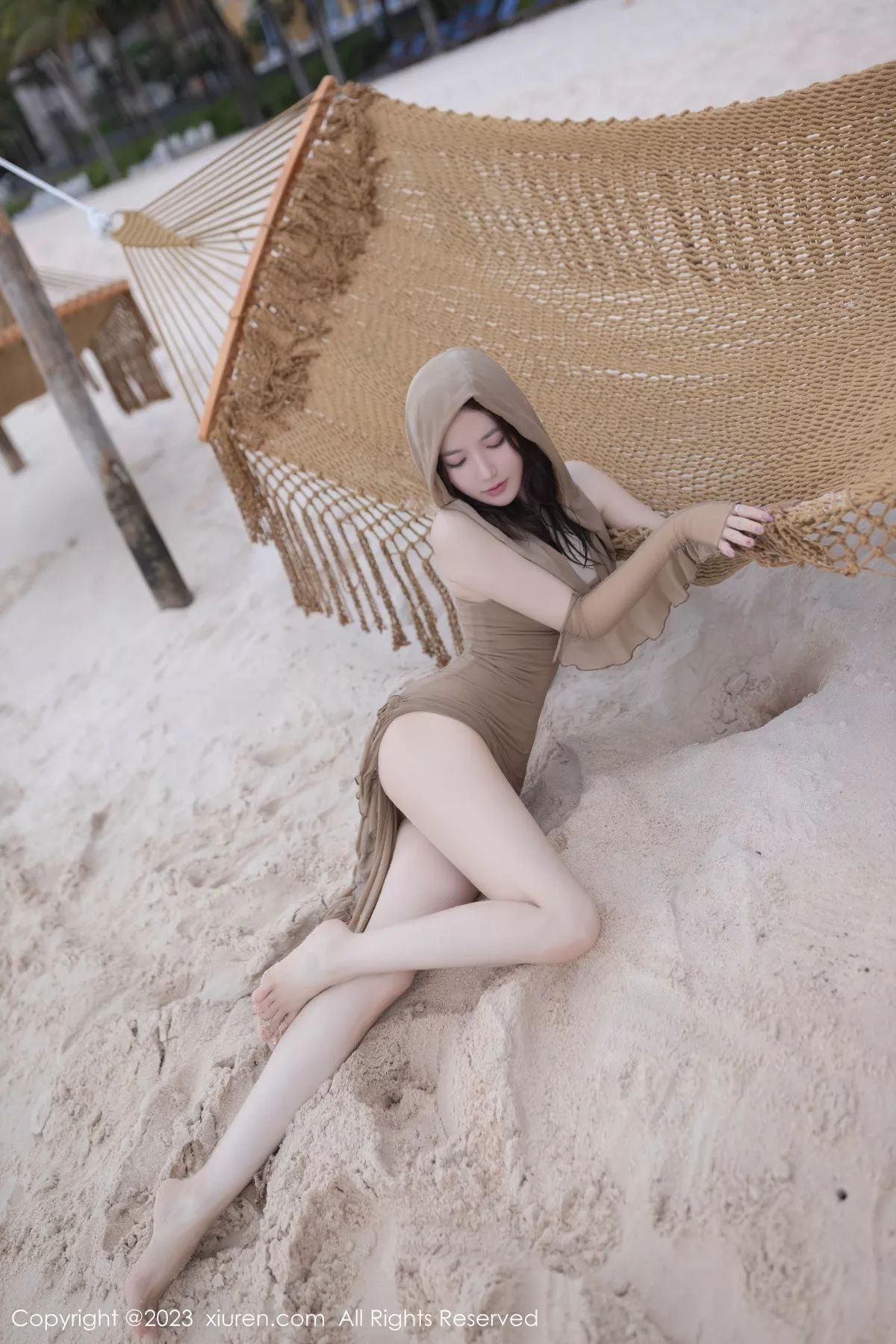 秀人集.com_[XiuRen秀人网]No.7288_模特鱼子酱Fish沙滩场景性感咖啡色连衣裙秀曼妙身姿诱惑写真77P