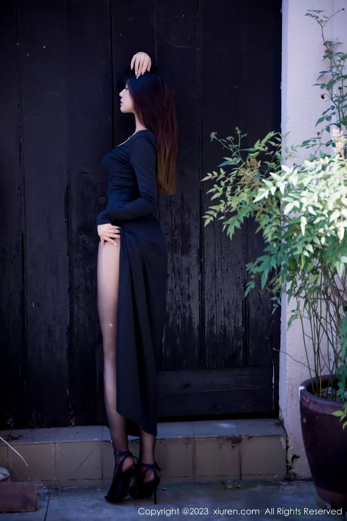 秀人集.com_[XiuRen秀人网]No.7293_女神冯木木LRIS性感黑色长礼裙配超薄黑丝半撩秀翘臀诱惑写真73P