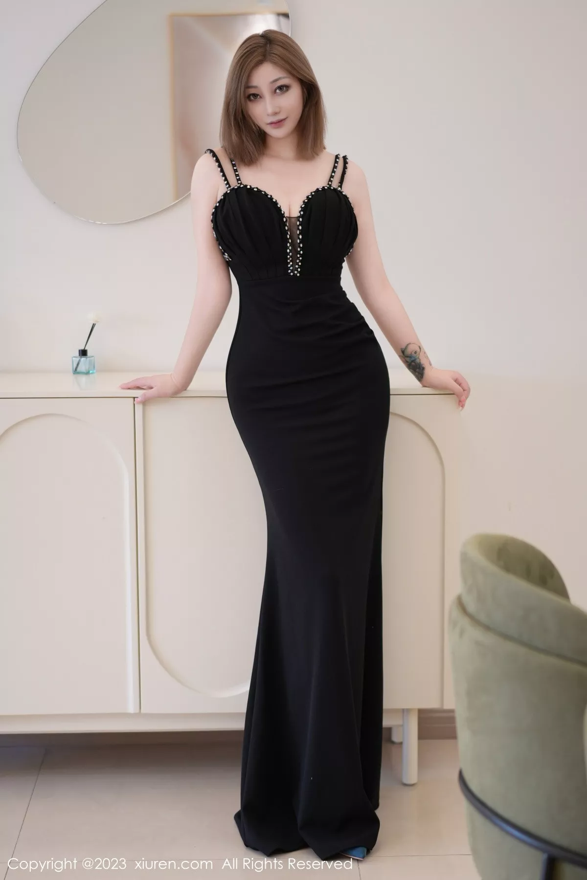 秀人集.com_[XiuRen秀人网]No.7427_女神妲己_Toxic性感黑色低胸礼裙半脱秀丰满身材撩人诱惑写真60P