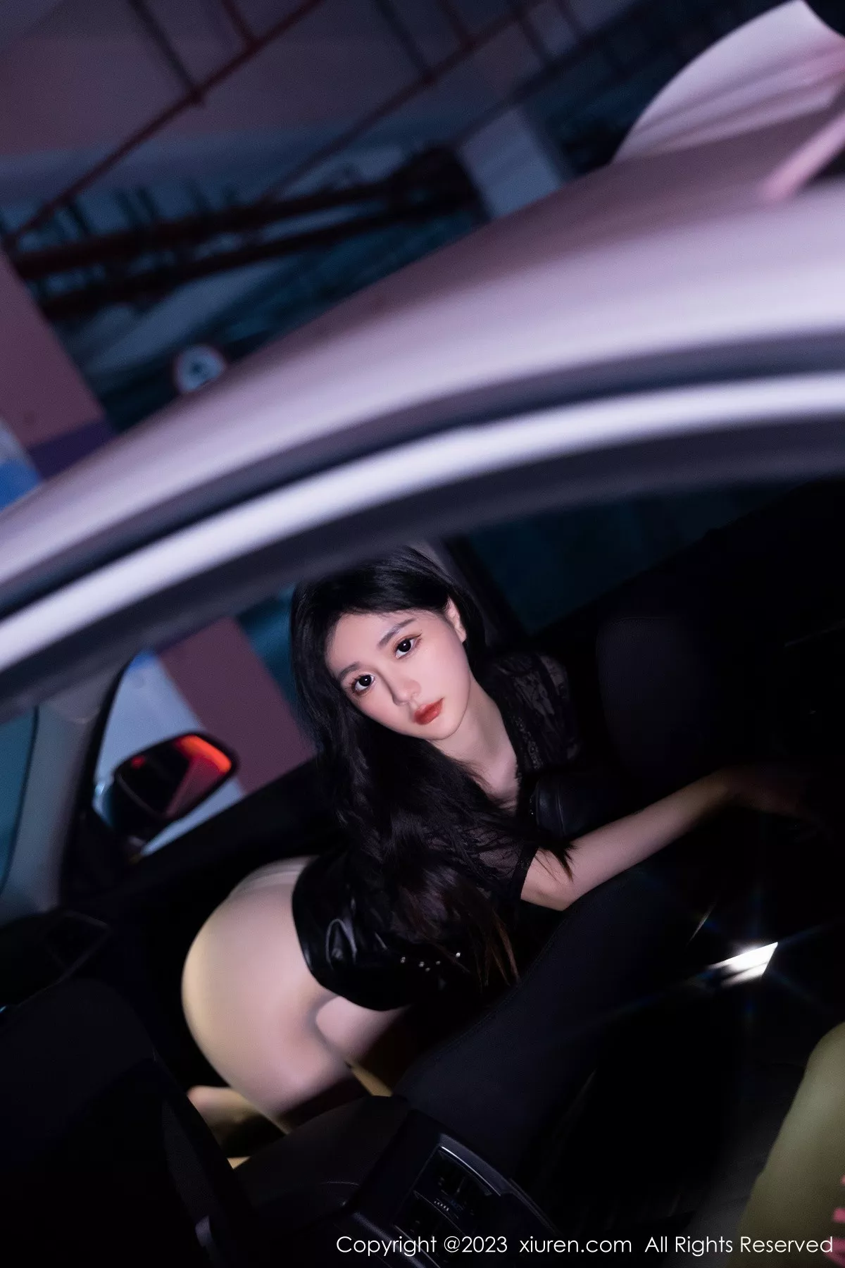 秀人集.com_[XiuRen秀人网]No.7431_女神幼幼车内场景黑色薄纱上衣配黑皮短裙露闪亮肉丝诱惑写真83P