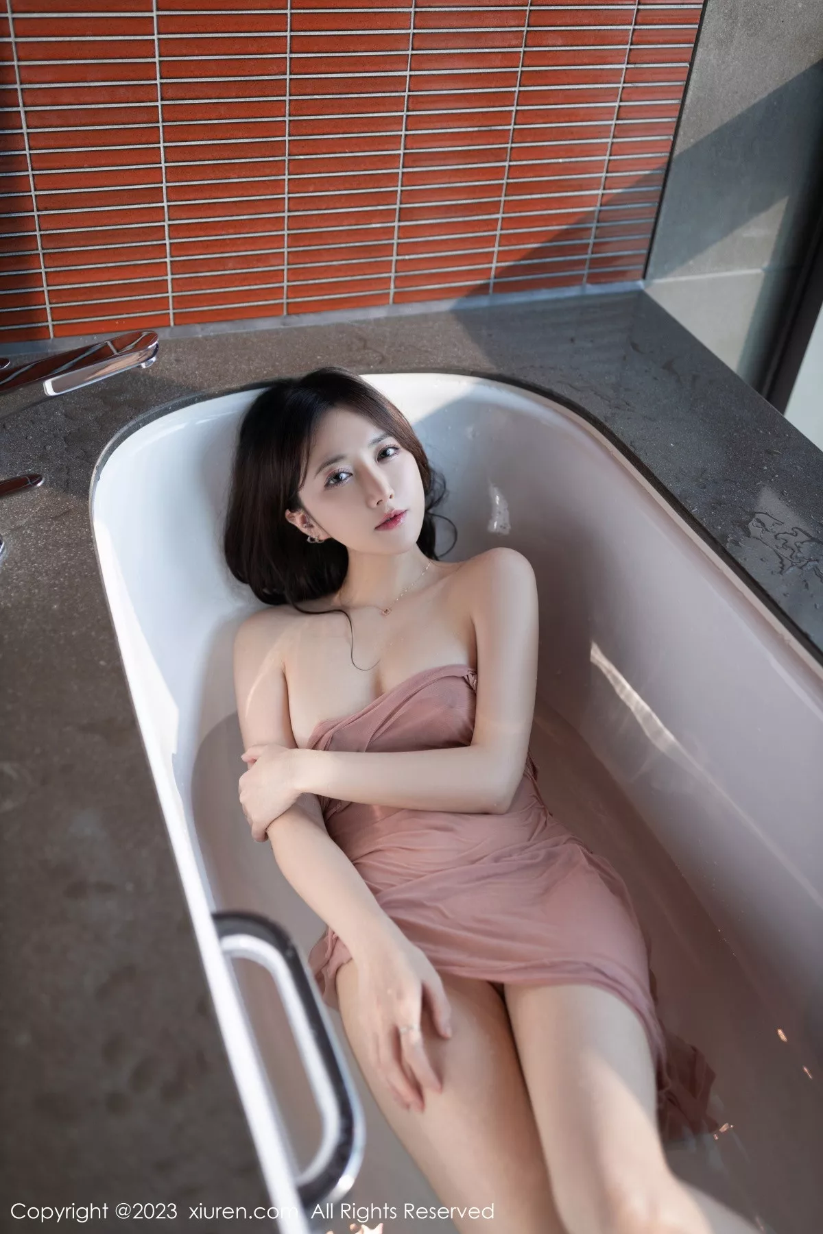 秀人集.com_[XiuRen秀人网]No.7429_模特鱼子酱Fish性感粉桃吊带裙配原色丝袜秀曼妙身姿诱惑写真80P