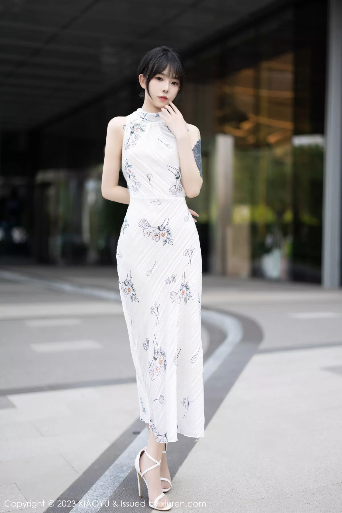 秀人集.com_[XiaoYu画语界]Vol.1118_模特奶瓶白色带图案旗袍+性感黑色小喵装扮秀曼妙身姿诱惑写真82P