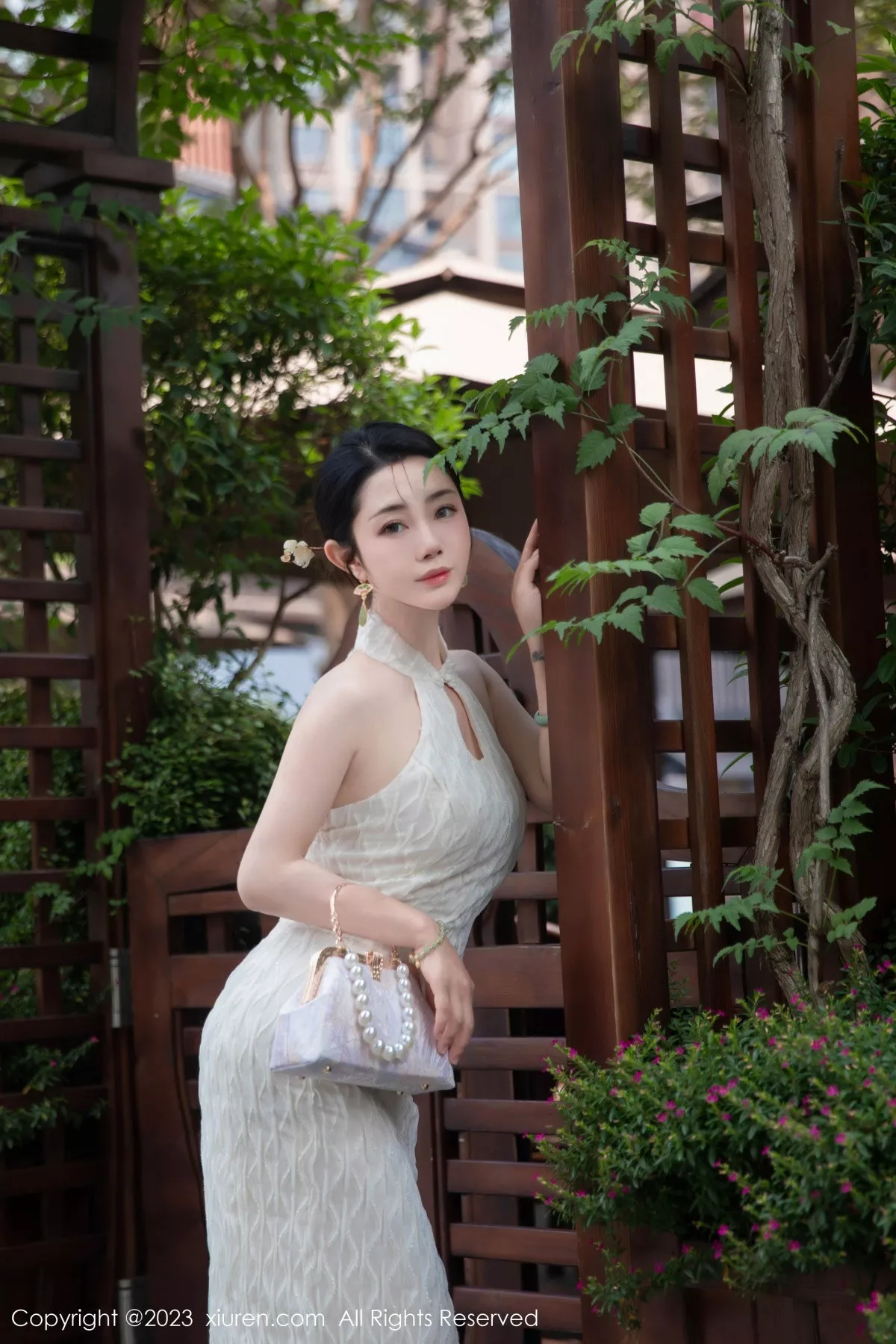 秀人集.com_[XiuRen秀人网]No.7435_模特严利娅Yuliya性感白色旗袍服饰秀婀娜身姿完美诱惑写真71P