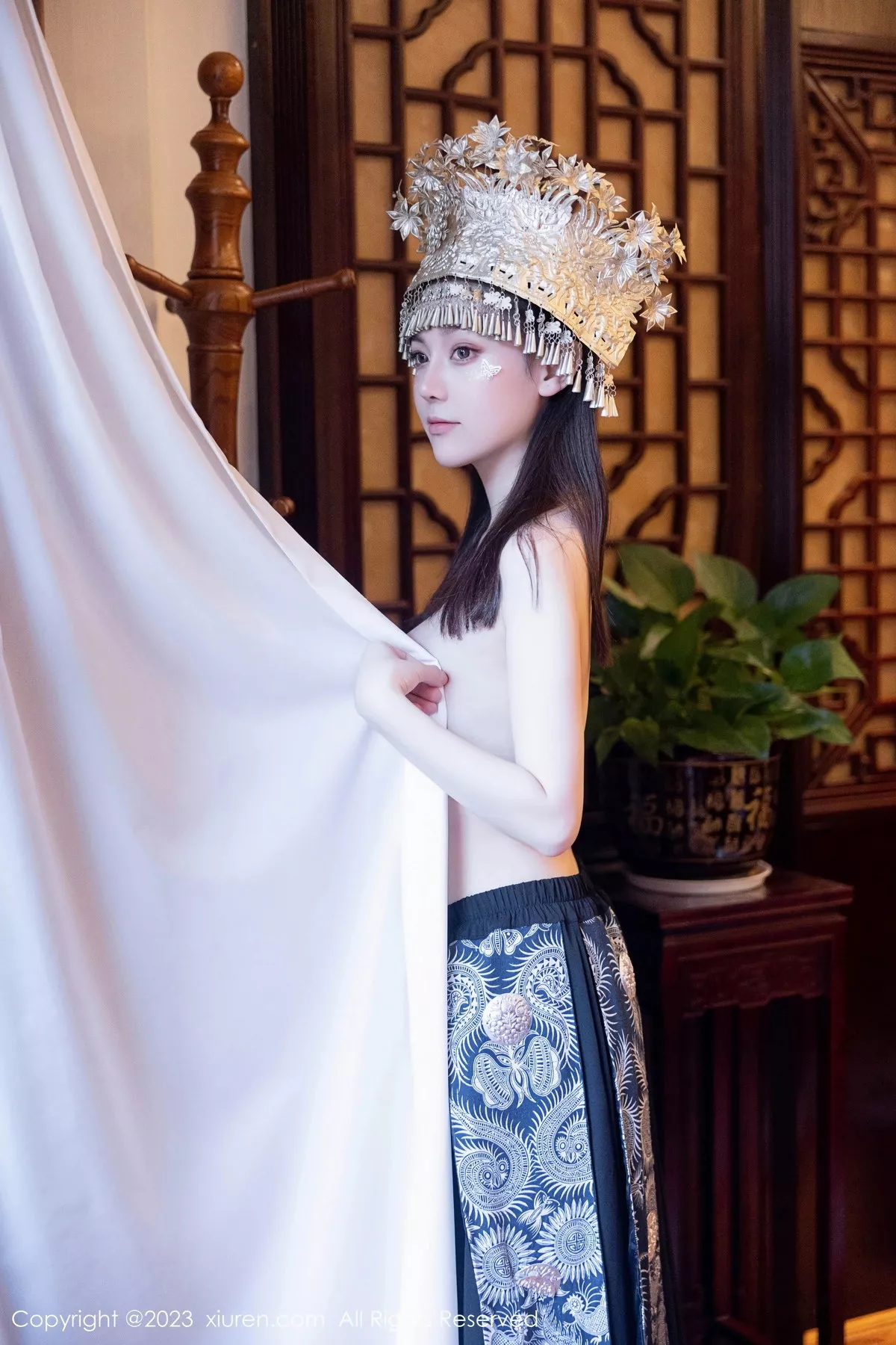 秀人集.com_[XiuRen秀人网]No.7448_模特豆瓣酱户外性感银饰苗族服饰半脱秀丰腴身材完美诱惑写真82P