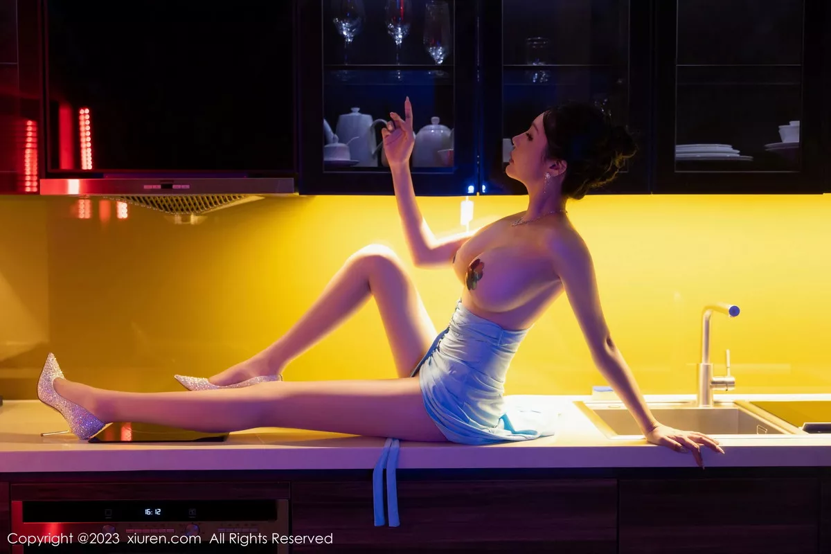 秀人集.com_[XiuRen秀人网]No.7446_模特田冰冰性感蓝色长礼裙配原色丝袜秀丰满身材妩媚迷人写真82P