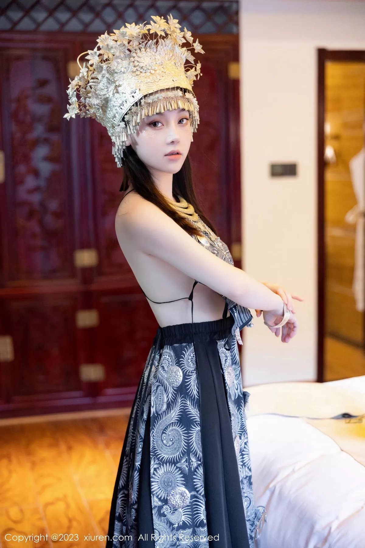 秀人集.com_[XiuRen秀人网]No.7448_模特豆瓣酱户外性感银饰苗族服饰半脱秀丰腴身材完美诱惑写真82P