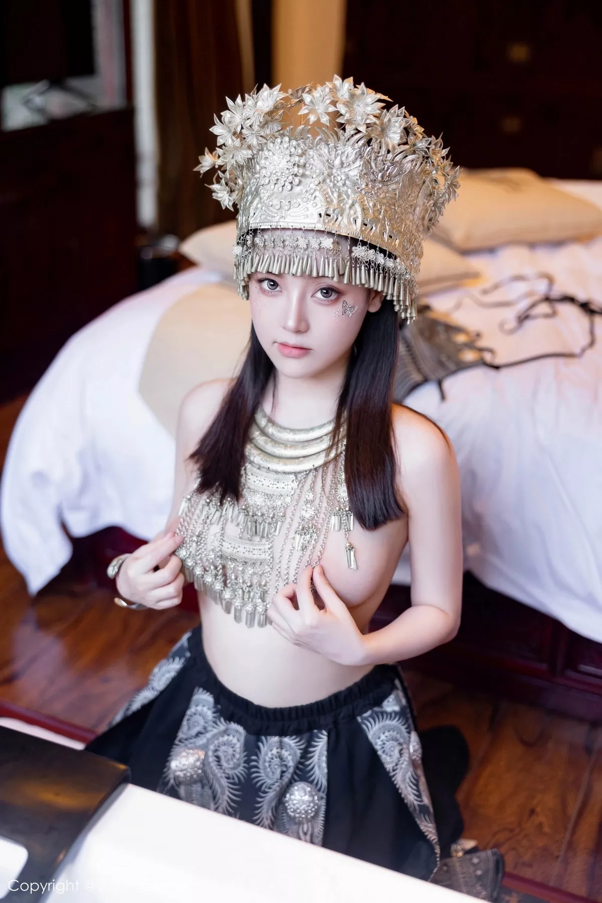 秀人集.com_[XiuRen秀人网]No.7448_模特豆瓣酱户外性感银饰苗族服饰半脱秀丰腴身材完美诱惑写真82P