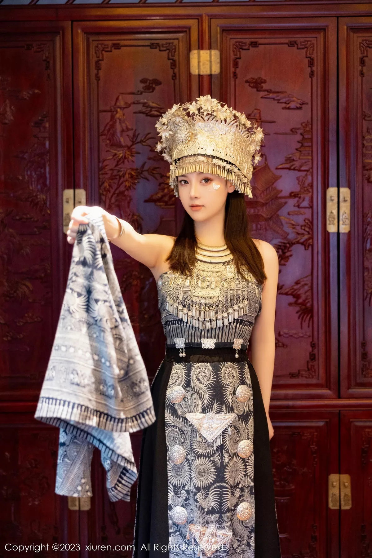 秀人集.com_[XiuRen秀人网]No.7448_模特豆瓣酱户外性感银饰苗族服饰半脱秀丰腴身材完美诱惑写真82P