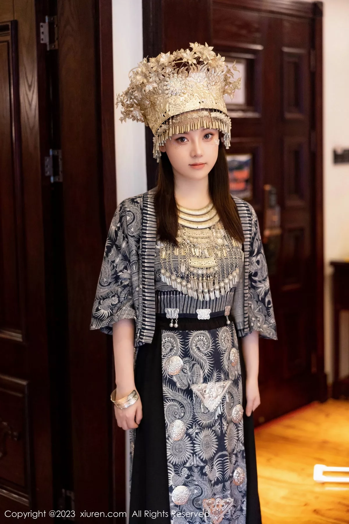 秀人集.com_[XiuRen秀人网]No.7448_模特豆瓣酱户外性感银饰苗族服饰半脱秀丰腴身材完美诱惑写真82P