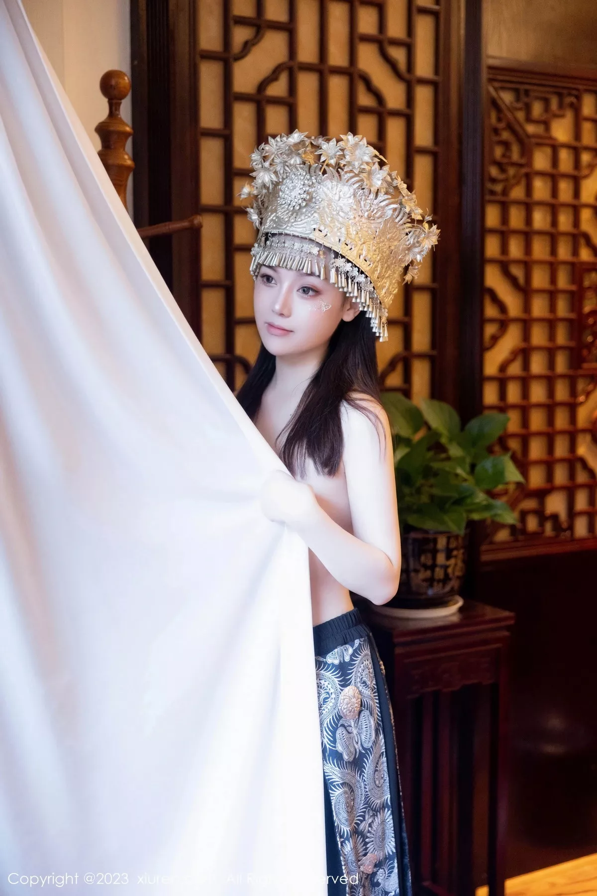 秀人集.com_[XiuRen秀人网]No.7448_模特豆瓣酱户外性感银饰苗族服饰半脱秀丰腴身材完美诱惑写真82P