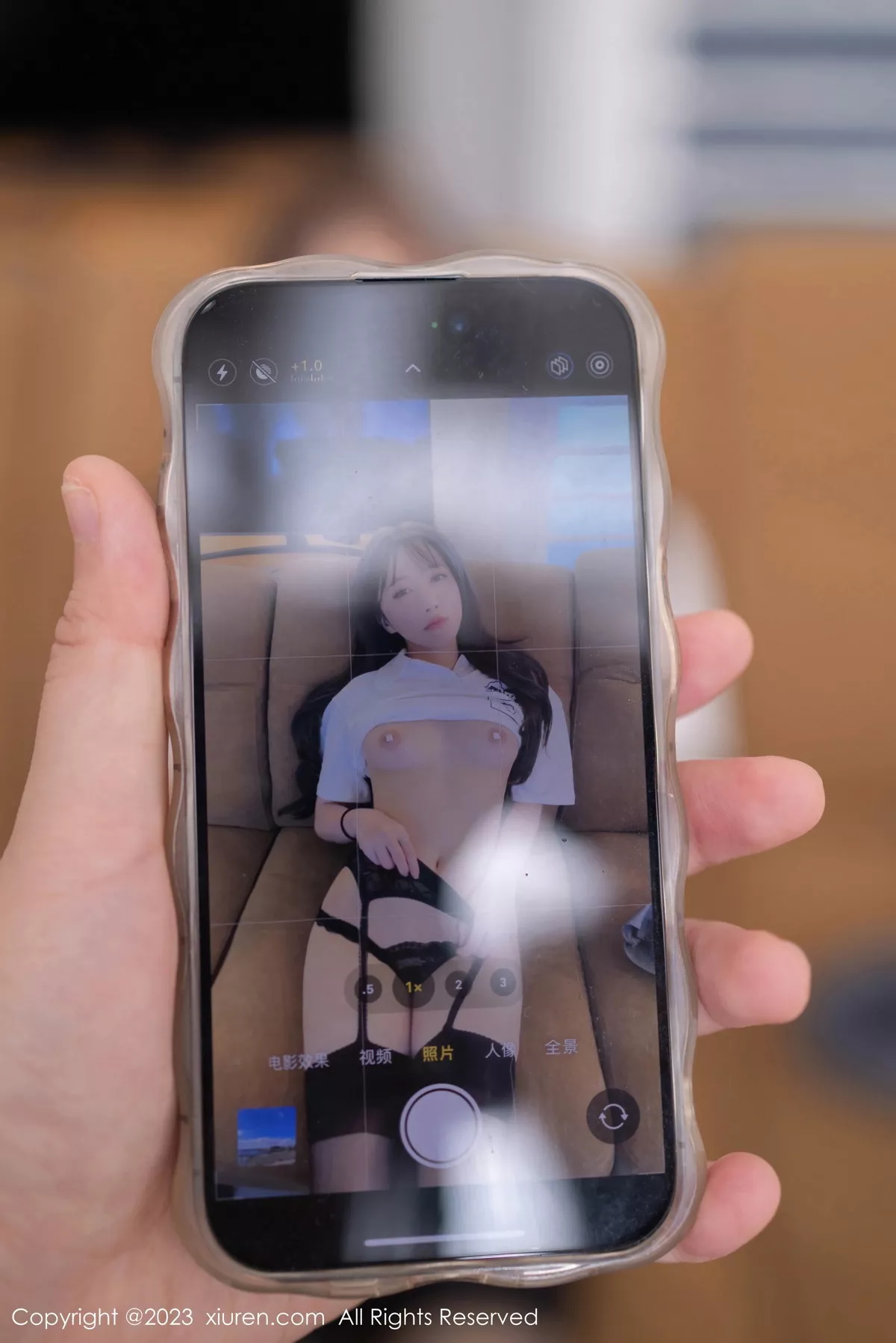 秀人集.com_[XiuRen秀人网]No.7475_模特鱼子酱Fish性感白T配灰短裙露黑丝吊袜秀曼妙身姿诱惑写真85P