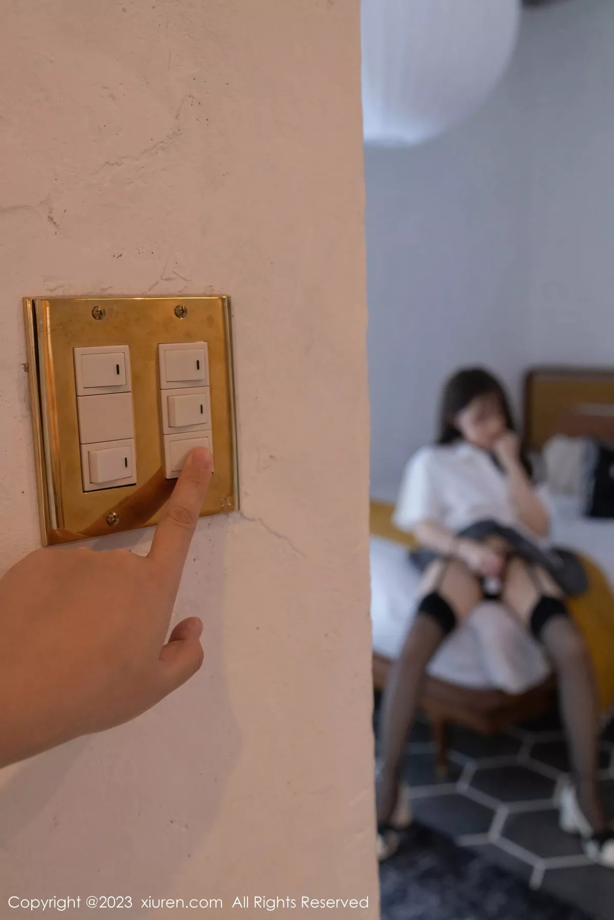 秀人集.com_[XiuRen秀人网]No.7475_模特鱼子酱Fish性感白T配灰短裙露黑丝吊袜秀曼妙身姿诱惑写真85P