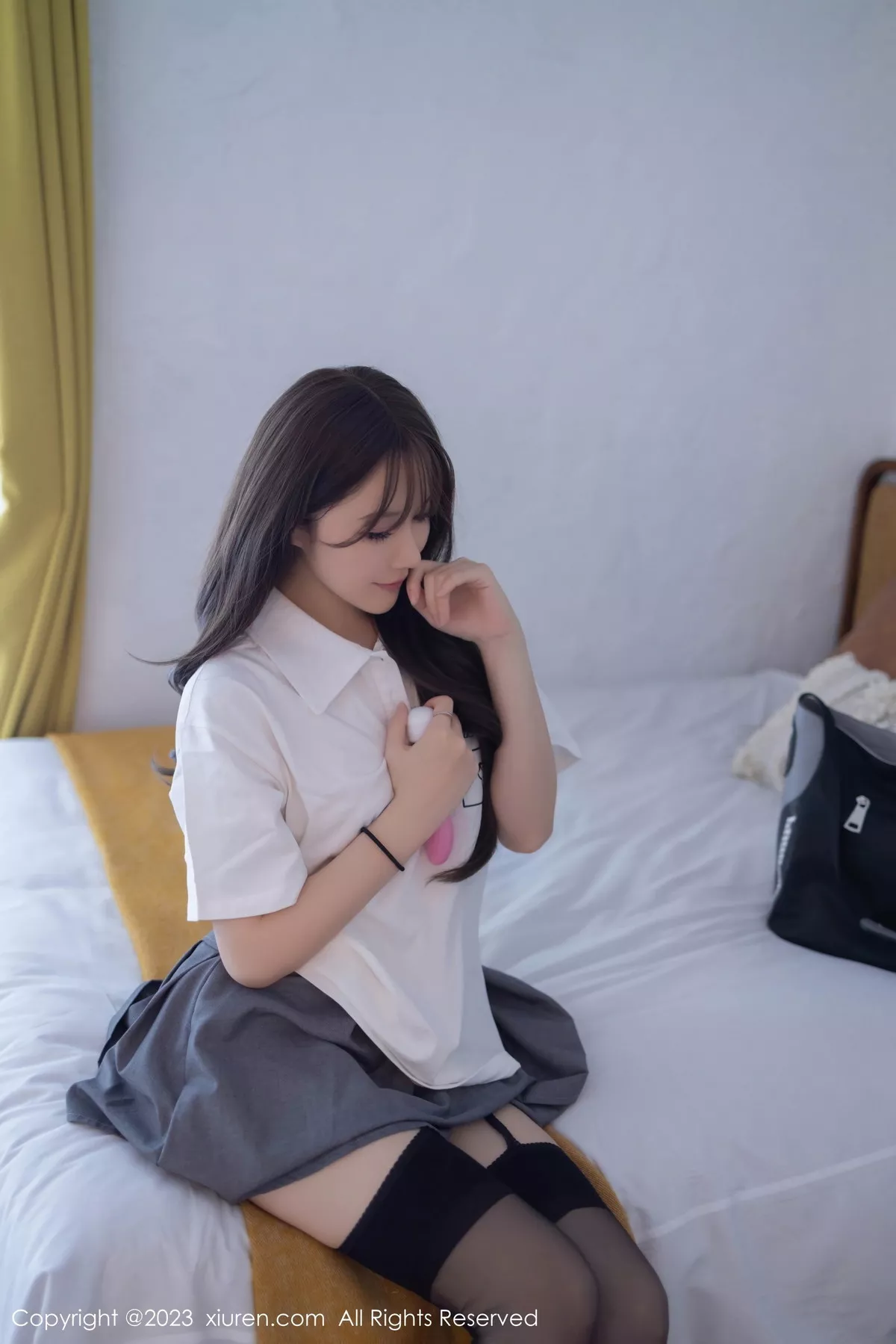 秀人集.com_[XiuRen秀人网]No.7475_模特鱼子酱Fish性感白T配灰短裙露黑丝吊袜秀曼妙身姿诱惑写真85P