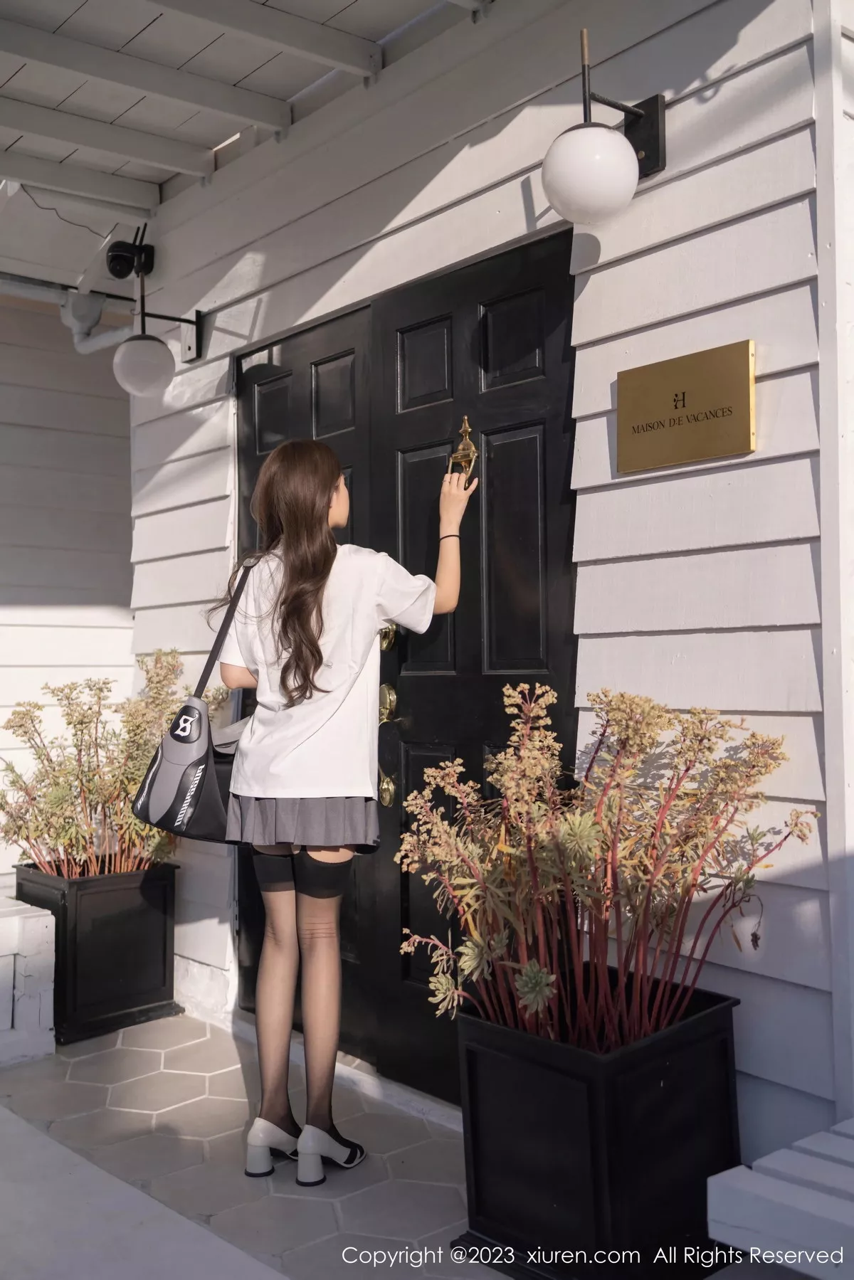 秀人集.com_[XiuRen秀人网]No.7475_模特鱼子酱Fish性感白T配灰短裙露黑丝吊袜秀曼妙身姿诱惑写真85P