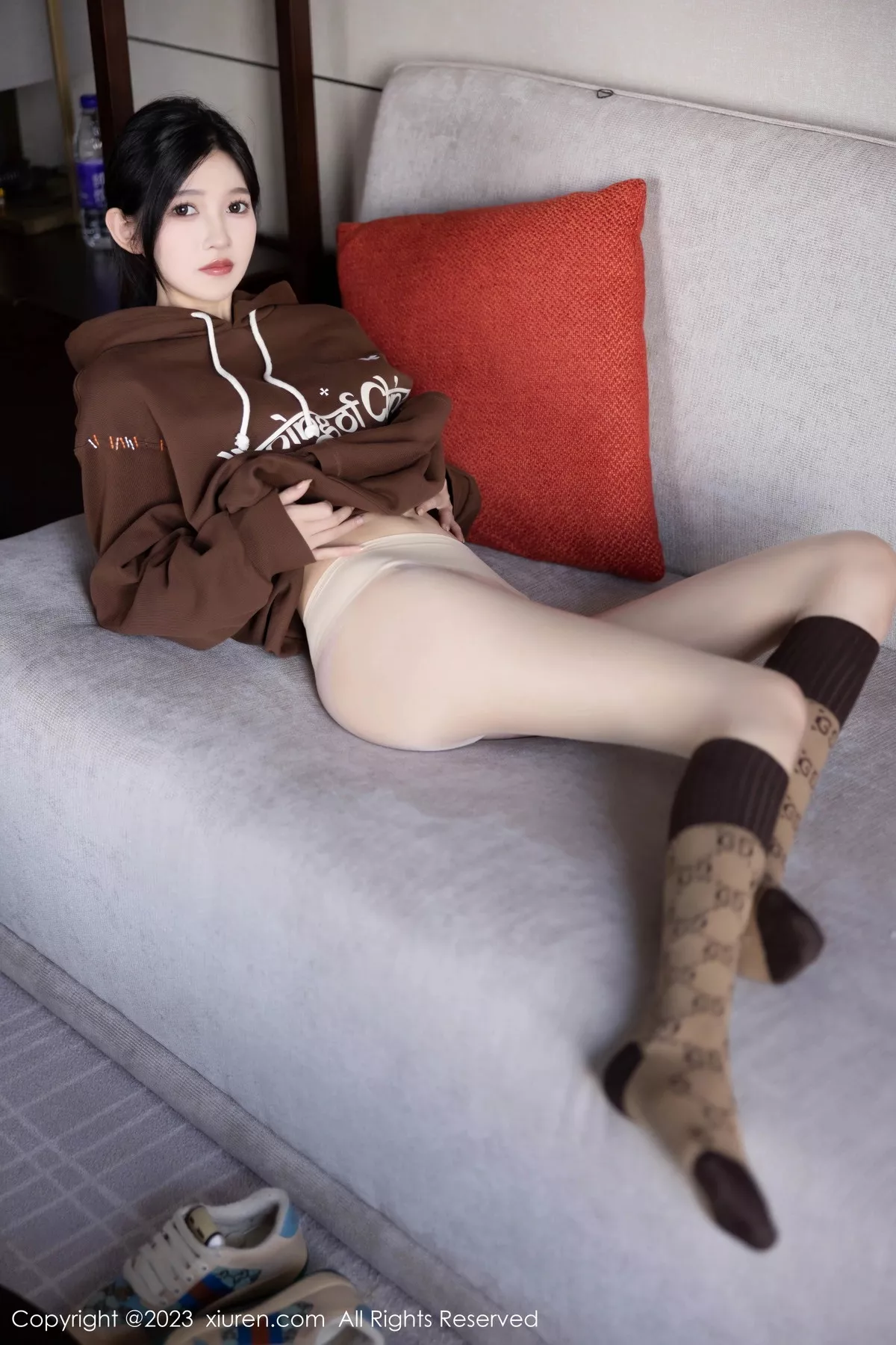 秀人集.com_[XiuRen秀人网]No.7488_模特程程程咖啡色卫衣露淡红内衣配肉丝袜秀曼妙身姿诱惑写真81P