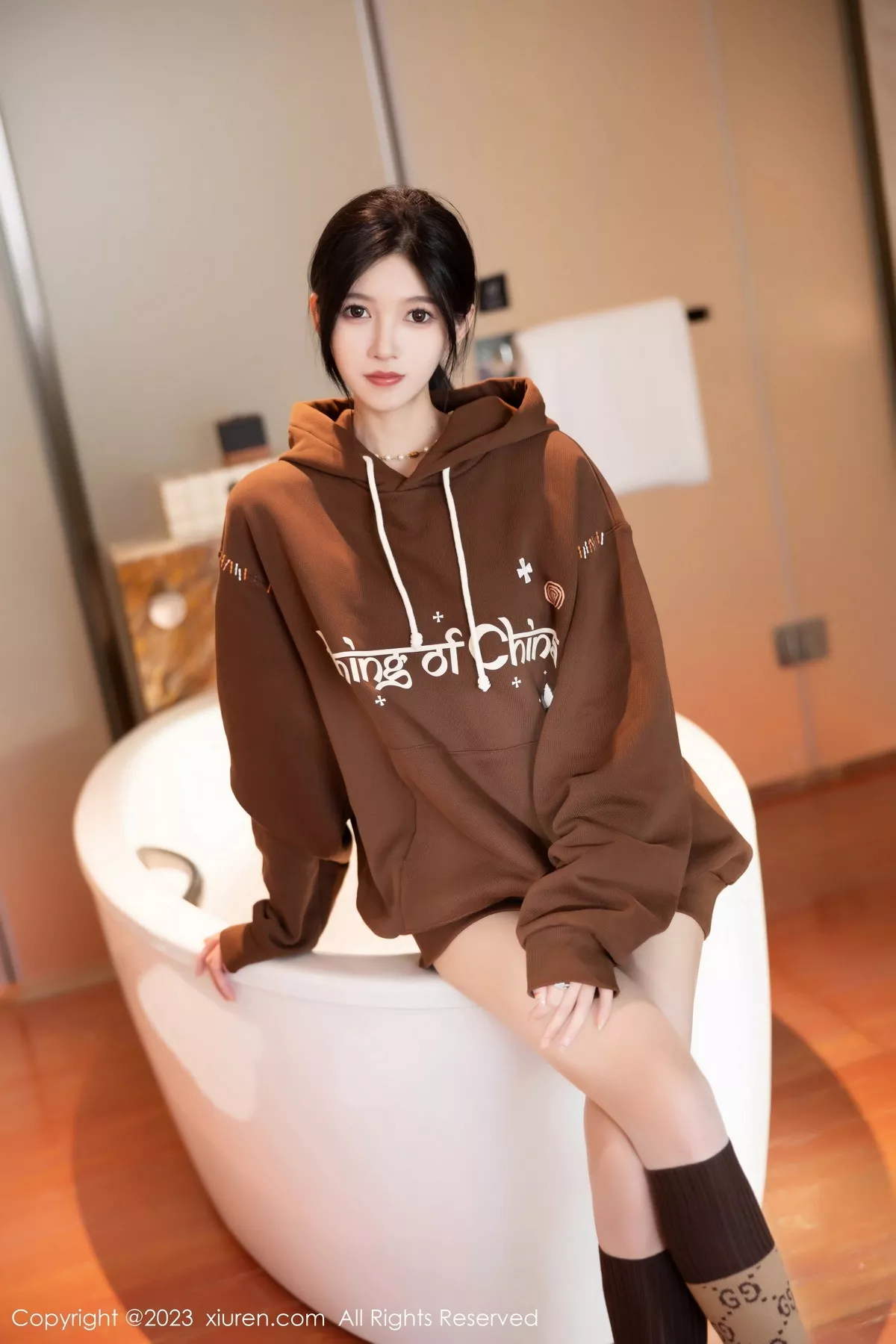 秀人集.com_[XiuRen秀人网]No.7488_模特程程程咖啡色卫衣露淡红内衣配肉丝袜秀曼妙身姿诱惑写真81P