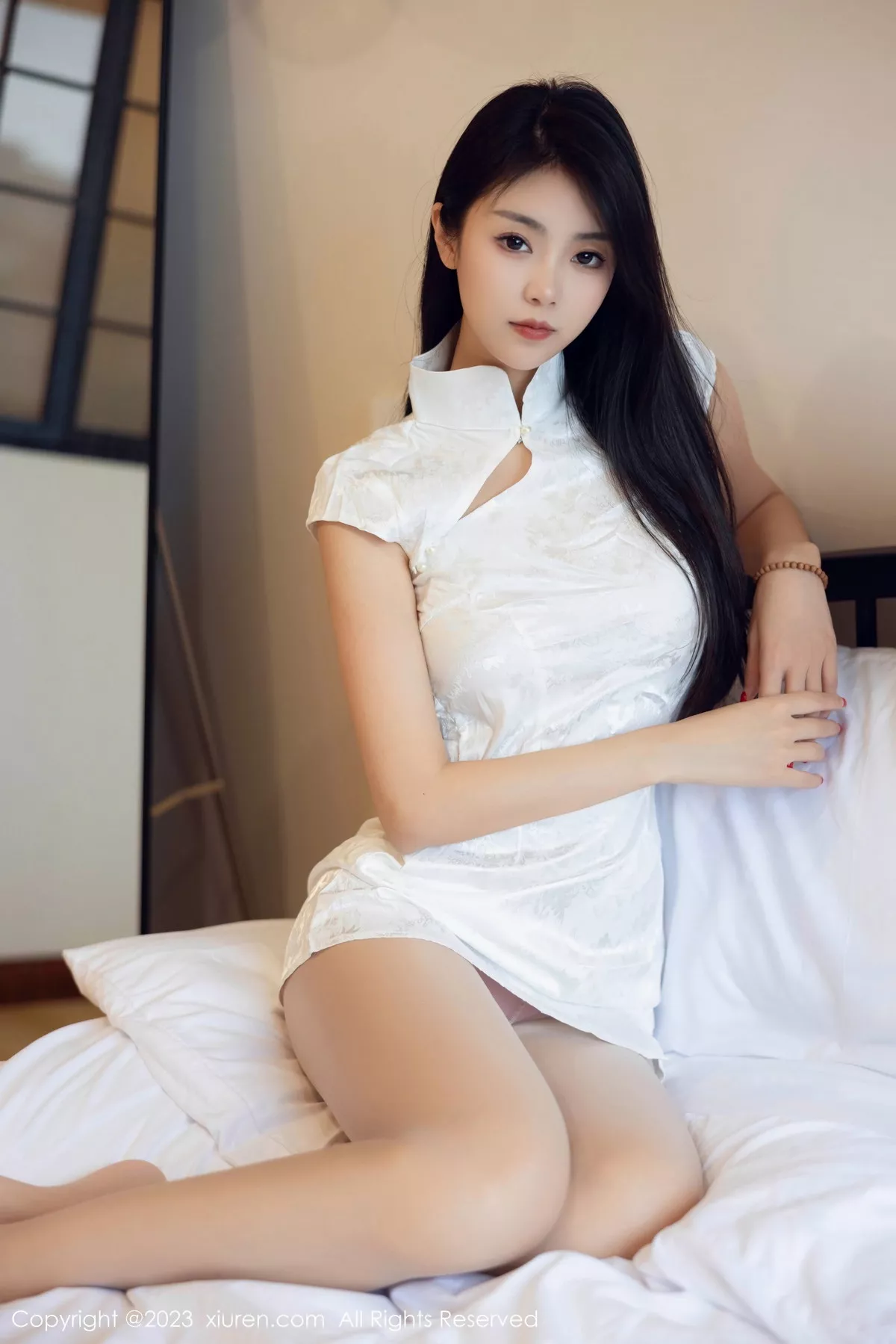 秀人集.com_[XiuRen秀人网]No.7493_模特可乐Vicky性感白色短款旗袍配原色丝袜秀翘臀美腿诱惑写真78P