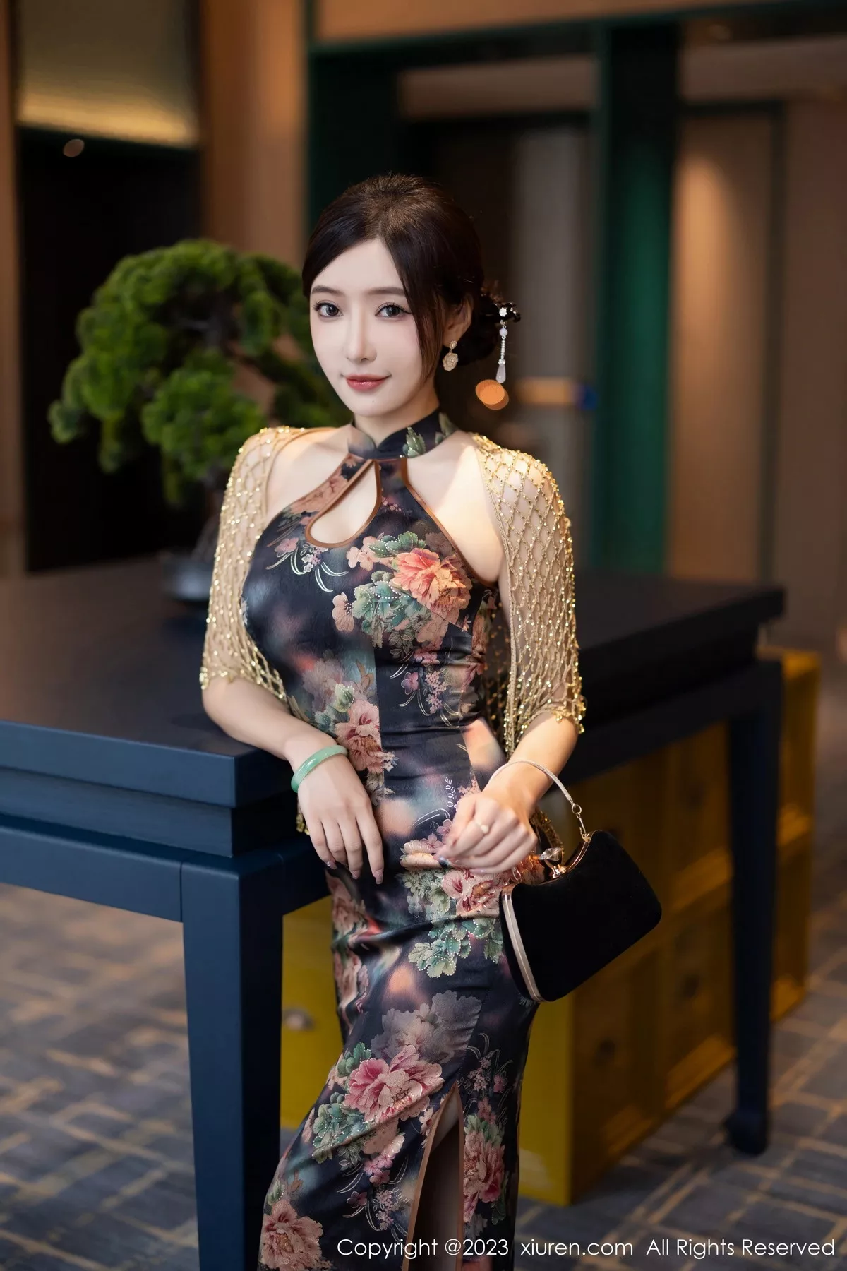 秀人集.com_[XiuRen秀人网]No.7495_女神王馨瑶yanni性感花纹旗袍露淡紫色内衣配开档肉丝诱惑写真81P